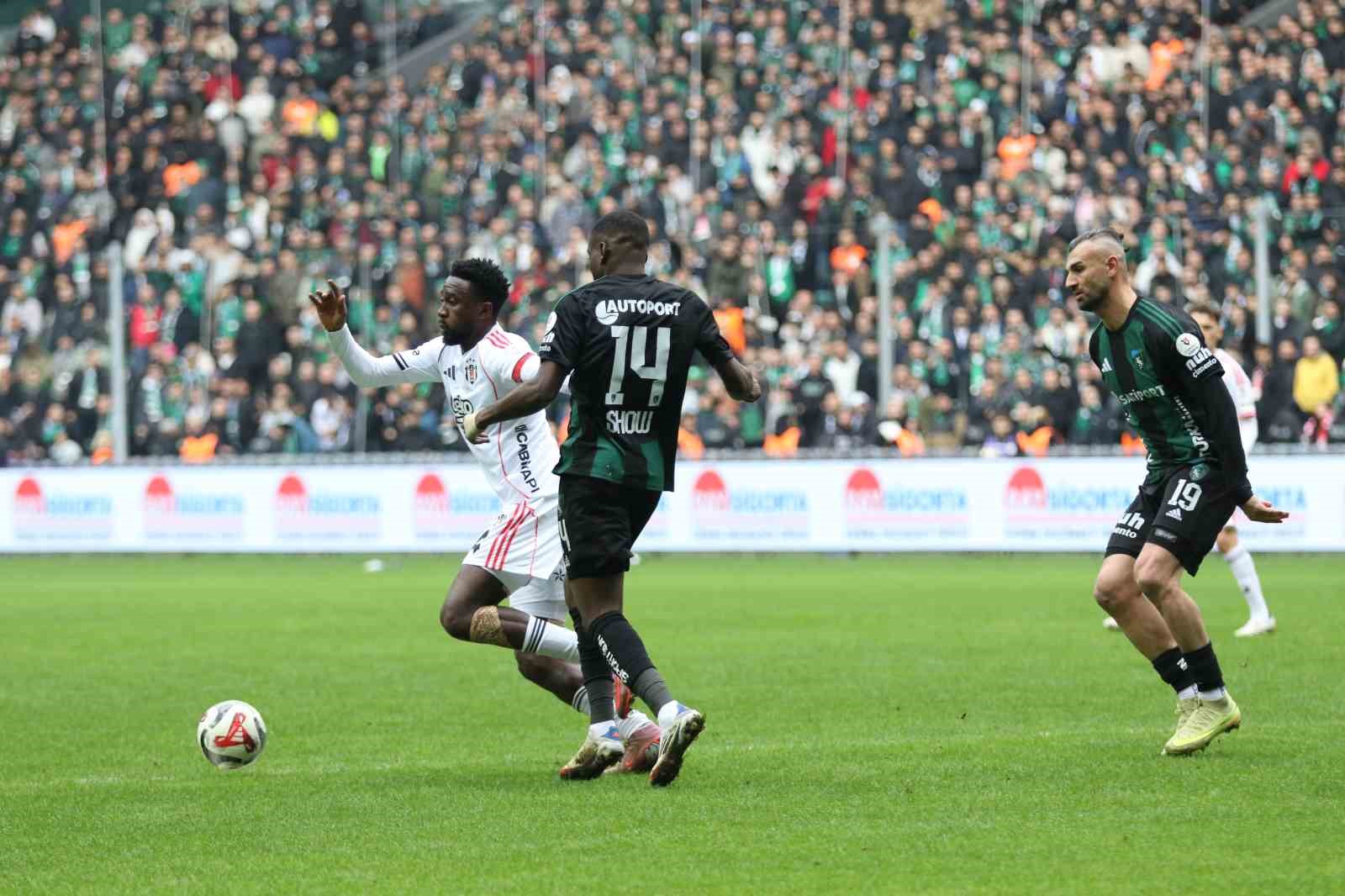 Trendyol Süper Lig: Kocaelispor: 0 - Beşiktaş: 0 (İlk yarı)
