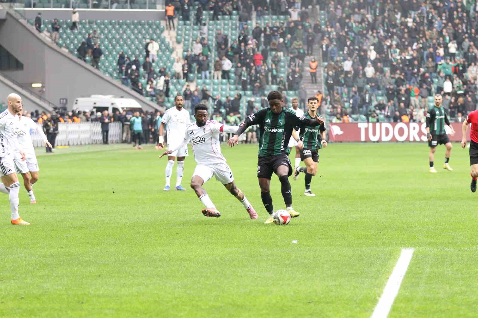 Trendyol Süper Lig: Kocaelispor: 0 - Beşiktaş: 0 (İlk yarı)
