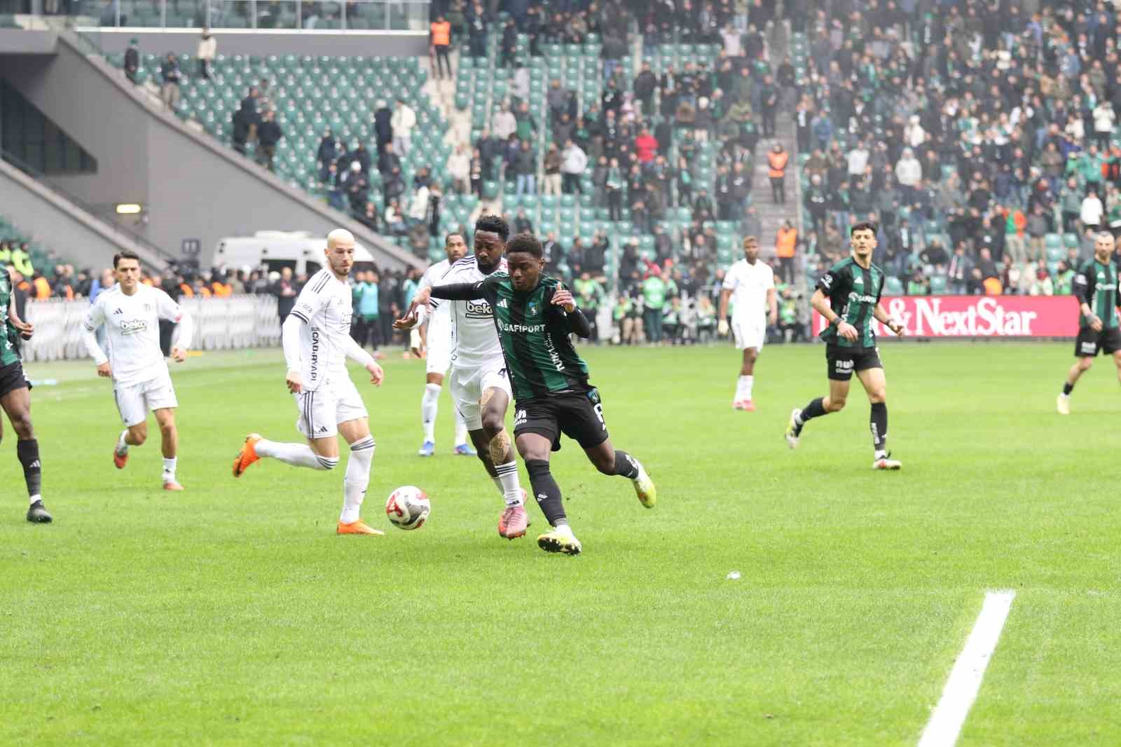Trendyol Süper Lig: Kocaelispor: 0 - Beşiktaş: 0 (İlk yarı)
