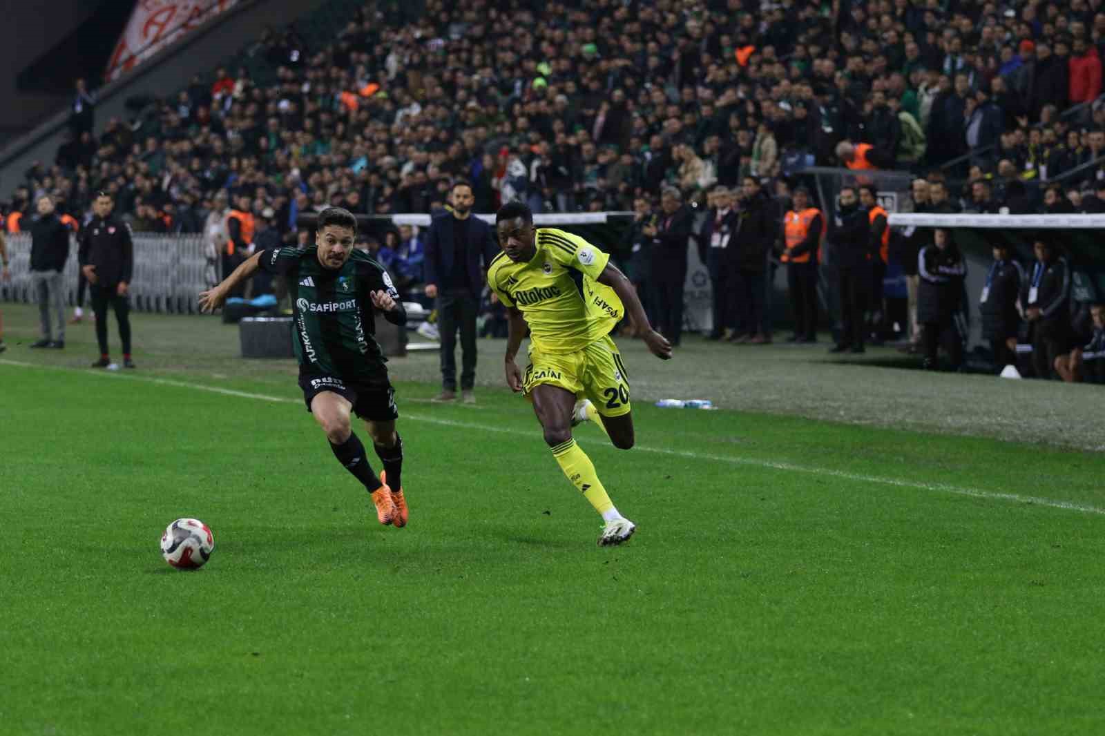Trendyol Süper Lig: Kocaelispor: 0 - Fenerbahçe: 0 (Maç devam ediyor)
