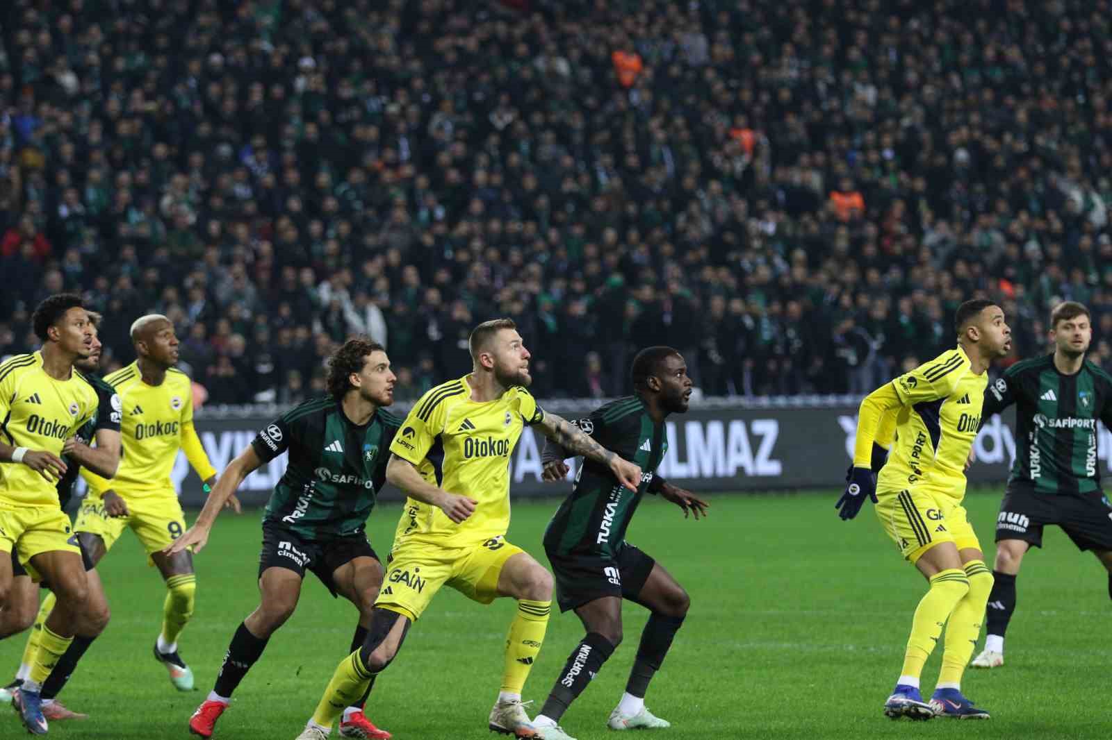 Trendyol Süper Lig: Kocaelispor: 0 - Fenerbahçe: 0 (Maç devam ediyor)
