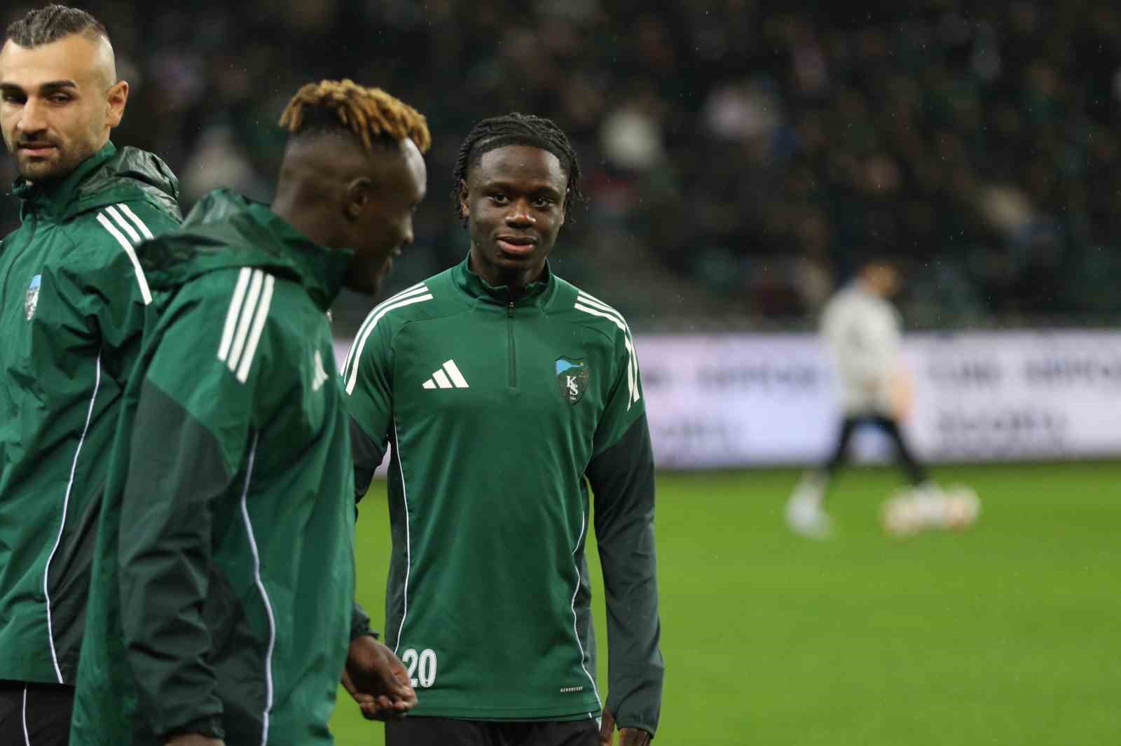 Trendyol Süper Lig: Kocaelispor: 0 - Fenerbahçe: 0 (Maç devam ediyor)
