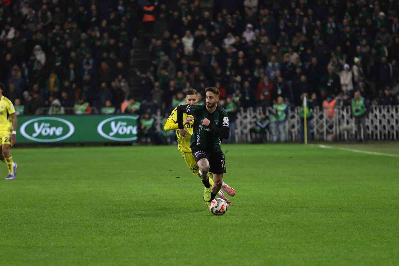 Trendyol Süper Lig: Kocaelispor: 0 - Fenerbahçe: 1 (İlk yarı)
