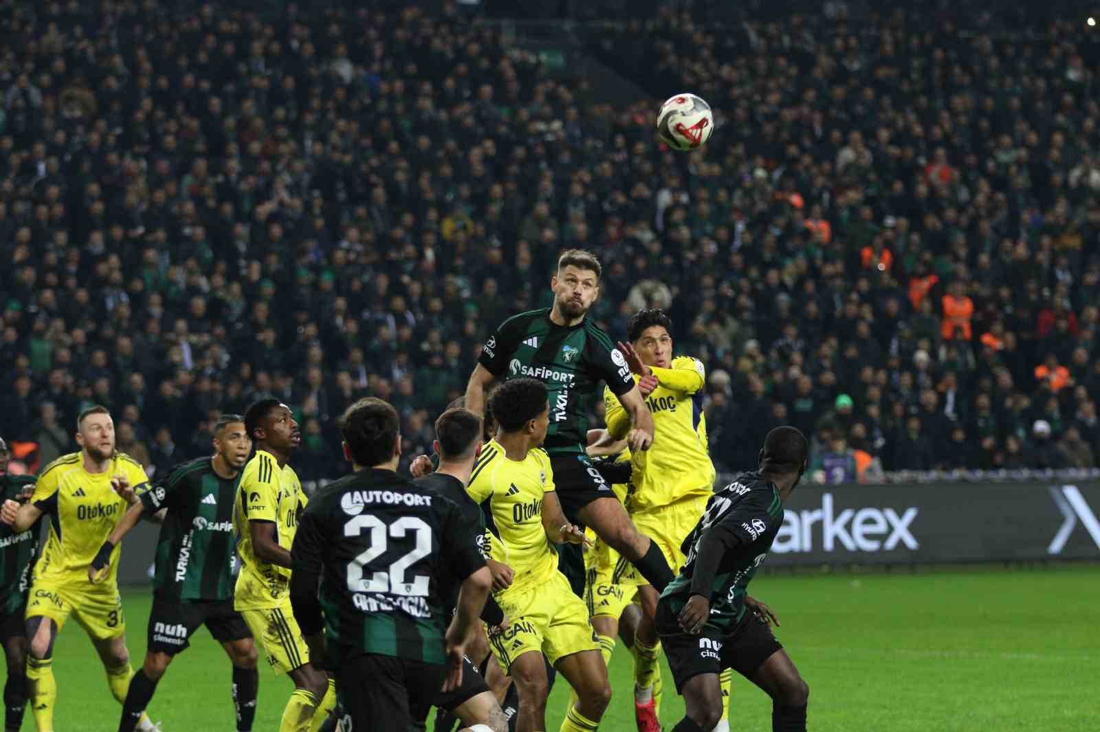 Trendyol Süper Lig: Kocaelispor: 0 - Fenerbahçe: 1 (İlk yarı)
