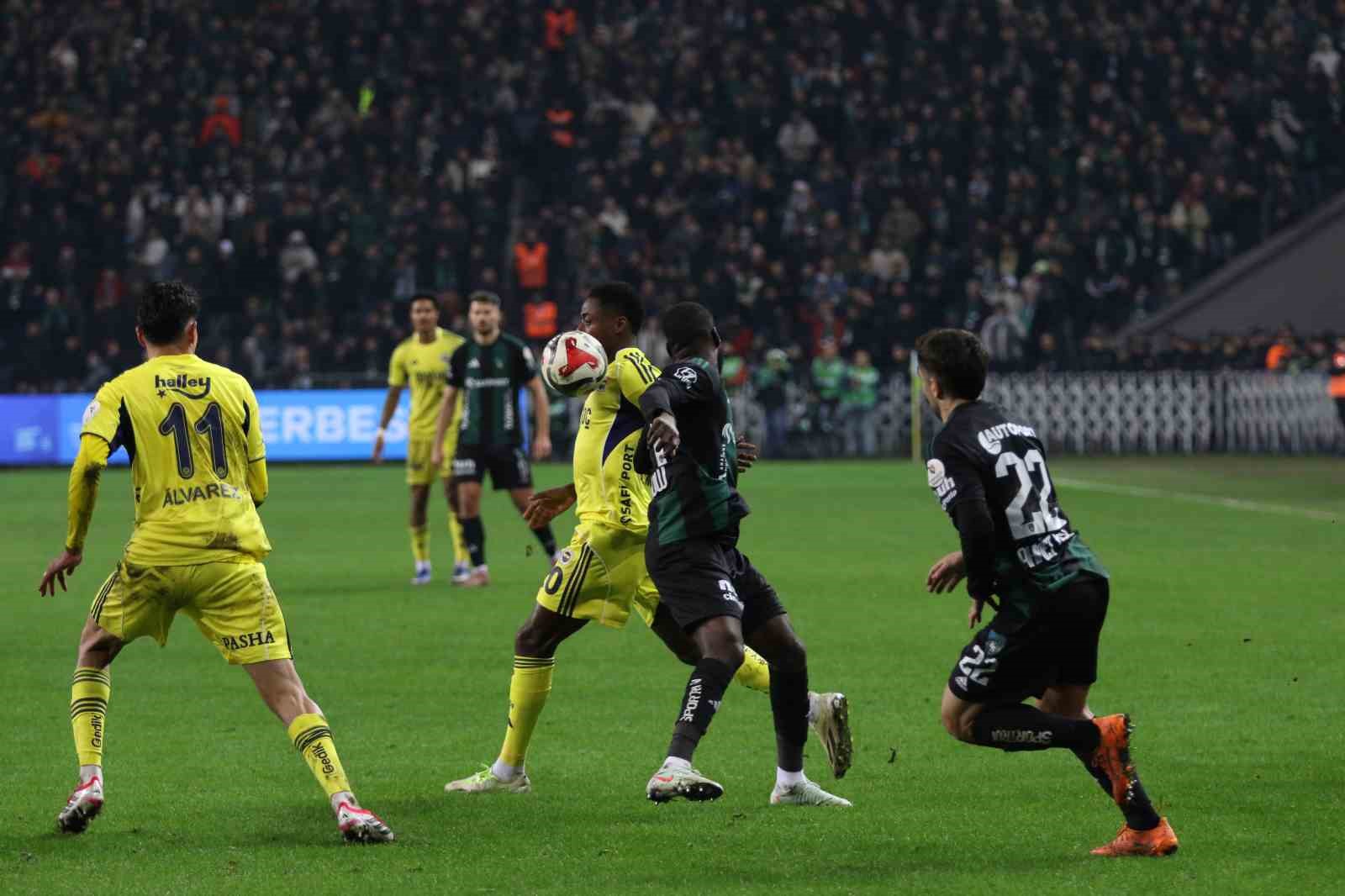 Trendyol Süper Lig: Kocaelispor: 0 - Fenerbahçe: 1 (İlk yarı)

