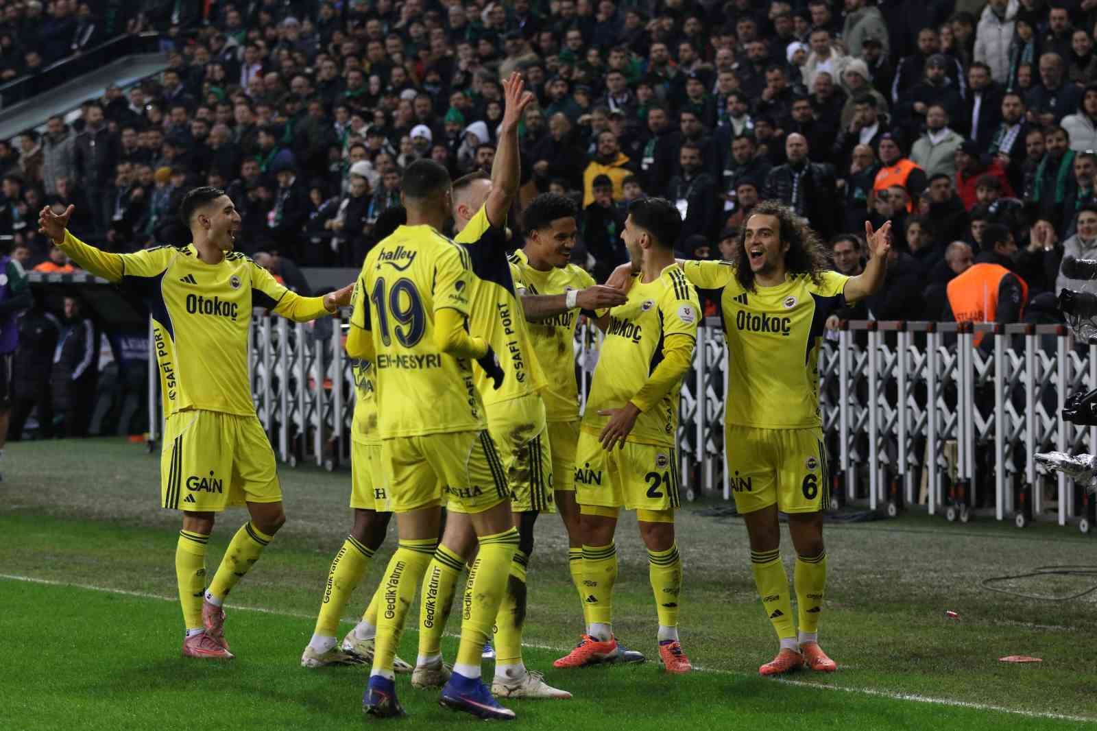 Trendyol Süper Lig: Kocaelispor: 0 - Fenerbahçe: 1 (İlk yarı)
