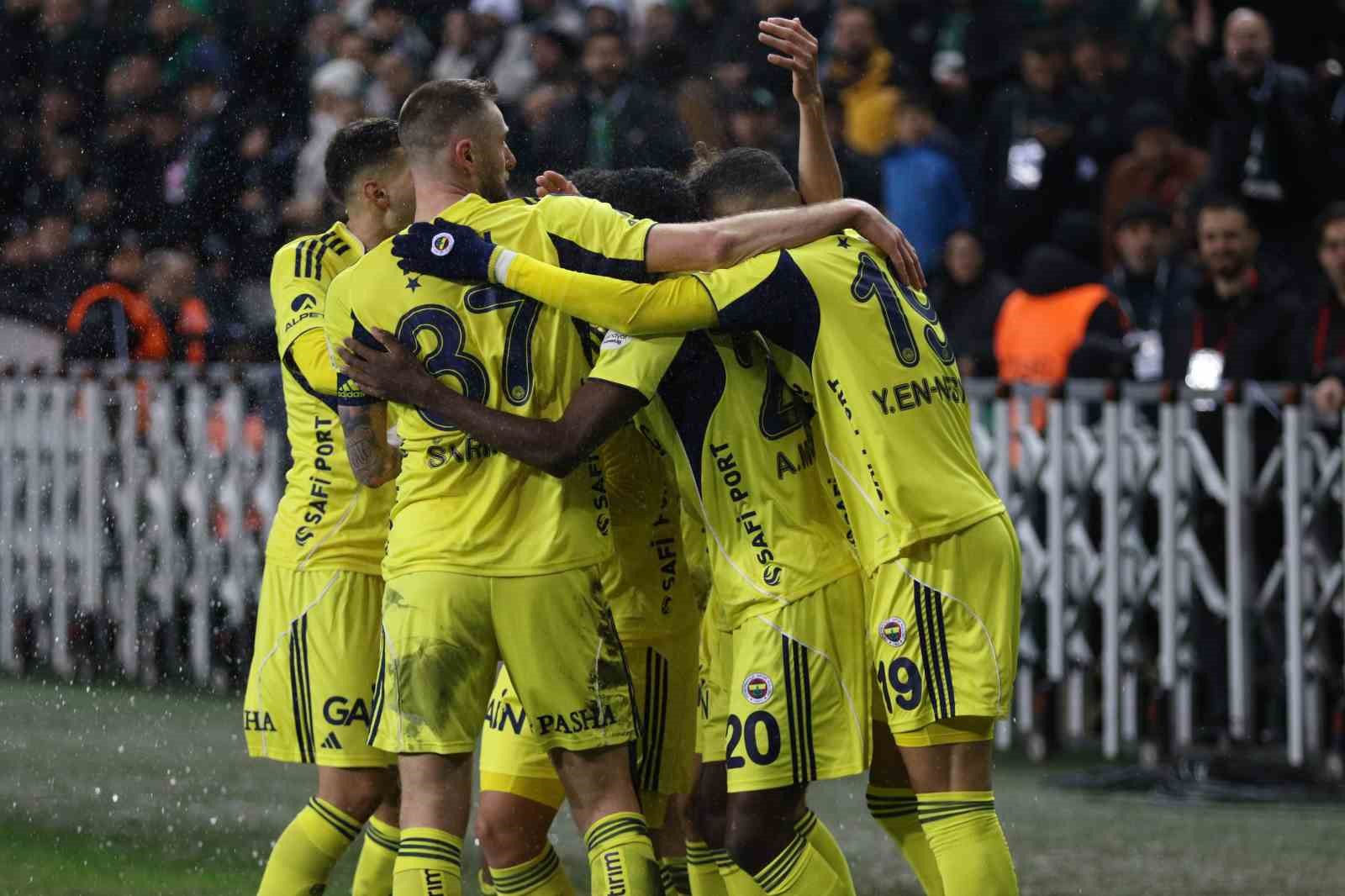 Trendyol Süper Lig: Kocaelispor: 0 - Fenerbahçe: 1 (İlk yarı)
