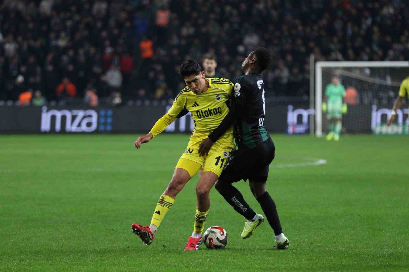 Trendyol Süper Lig: Kocaelispor: 0 - Fenerbahçe: 1 (İlk yarı)
