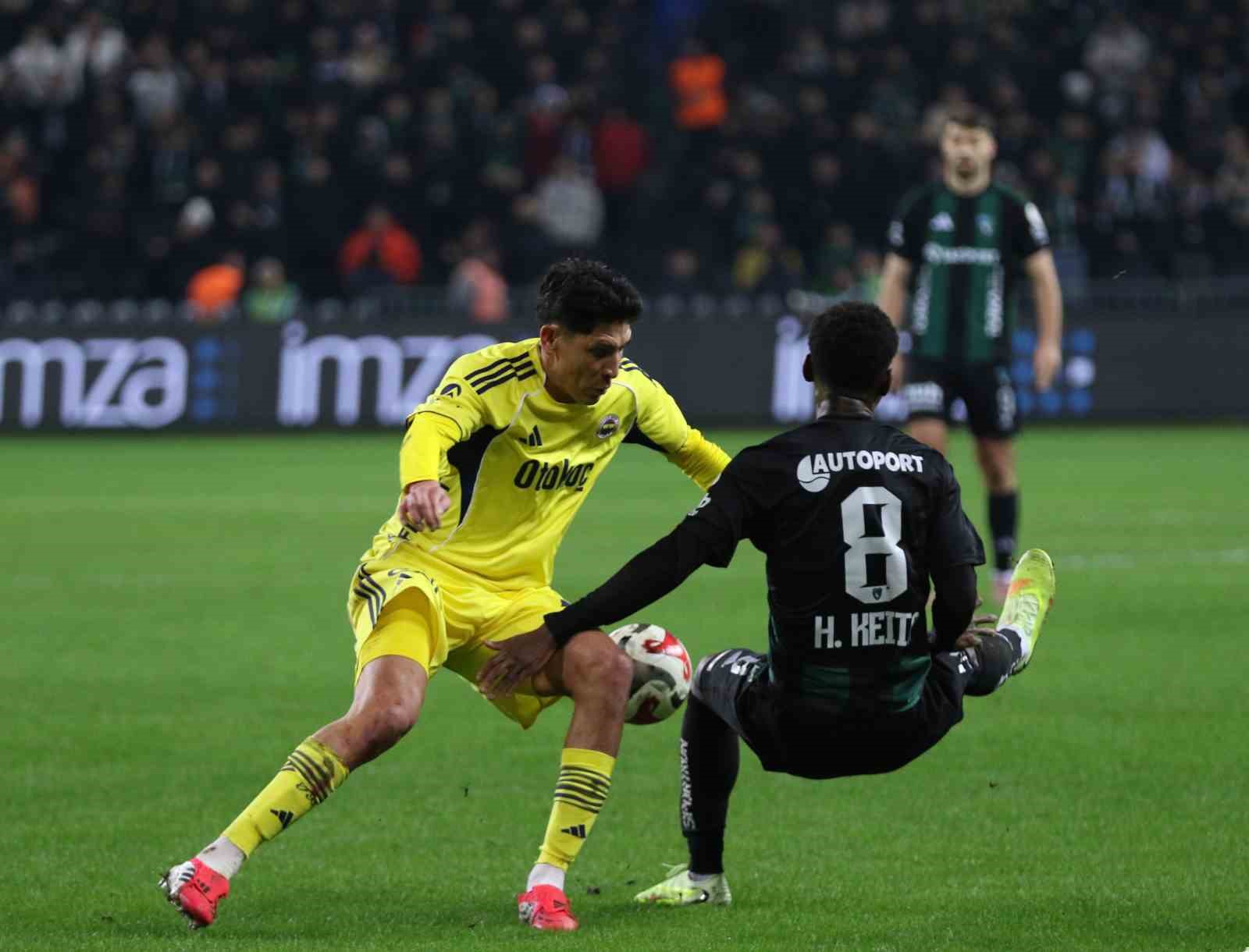 Trendyol Süper Lig: Kocaelispor: 0 - Fenerbahçe: 1 (İlk yarı)
