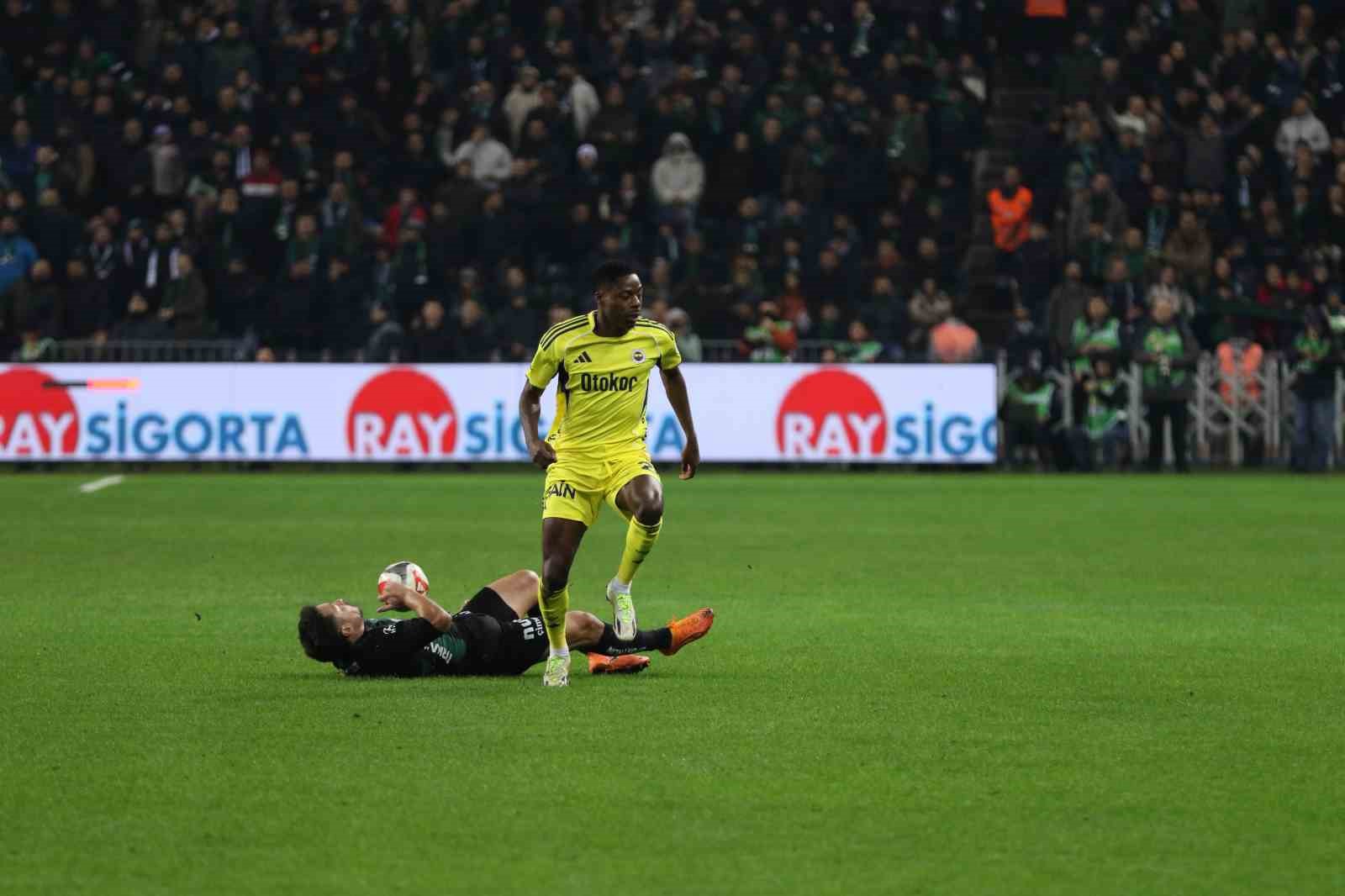Trendyol Süper Lig: Kocaelispor: 0 - Fenerbahçe: 1 (İlk yarı)
