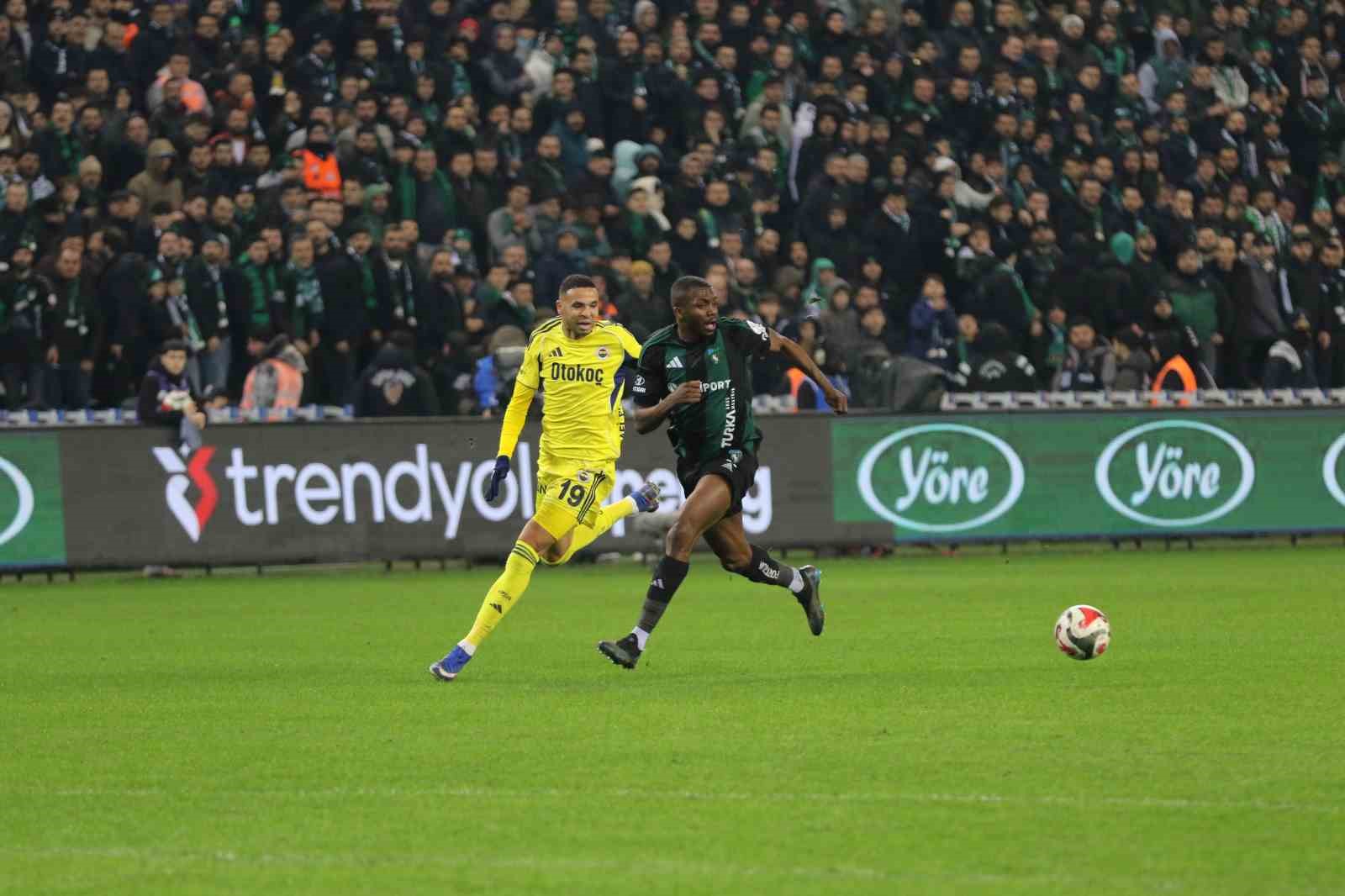 Trendyol Süper Lig: Kocaelispor: 0 - Fenerbahçe: 1 (İlk yarı)
