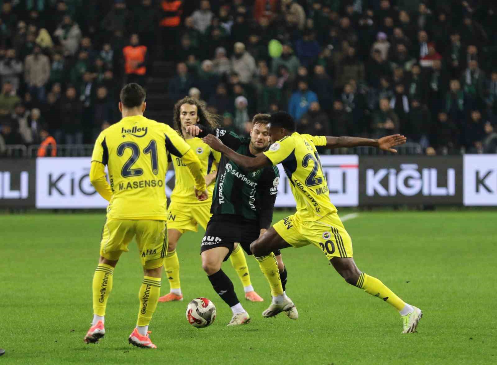 Trendyol Süper Lig: Kocaelispor: 0 - Fenerbahçe: 1 (İlk yarı)
