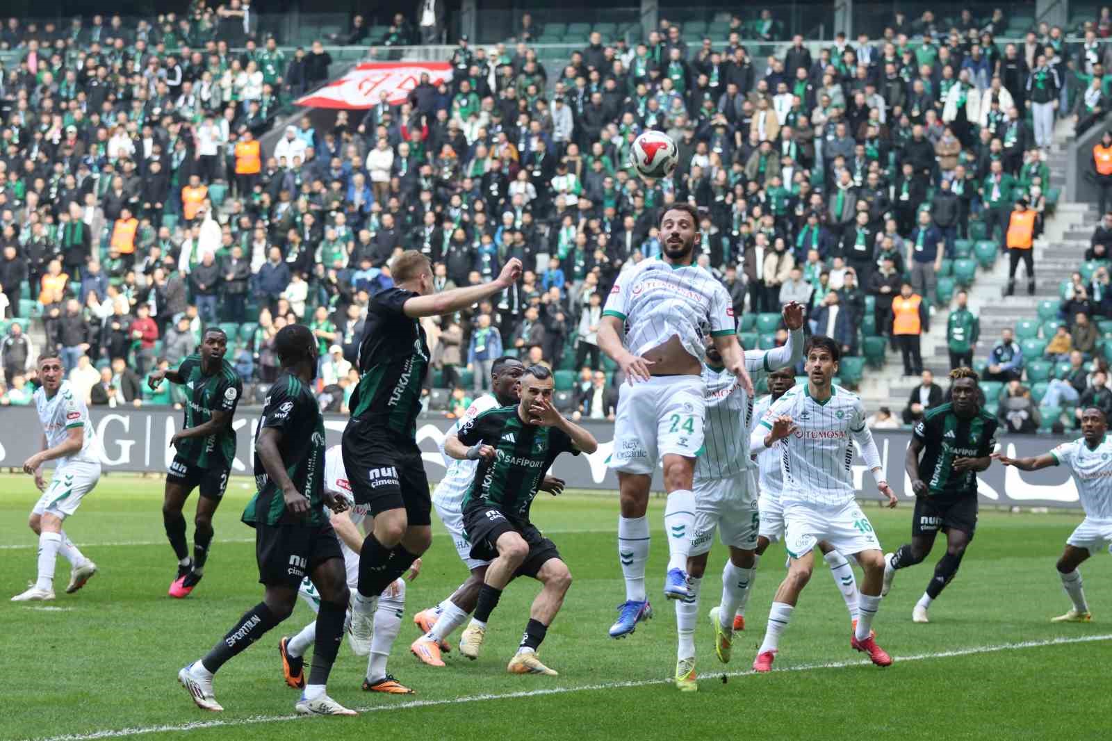 Trendyol Süper Lig: Kocaelispor: 0 - Konyaspor: 0 (İlk yarı)
