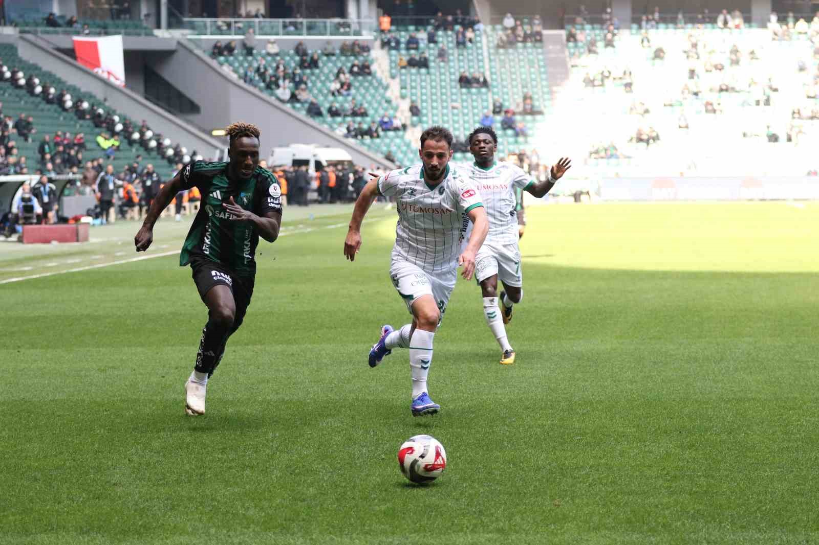 Trendyol Süper Lig: Kocaelispor: 0 - Konyaspor: 0 (İlk yarı)
