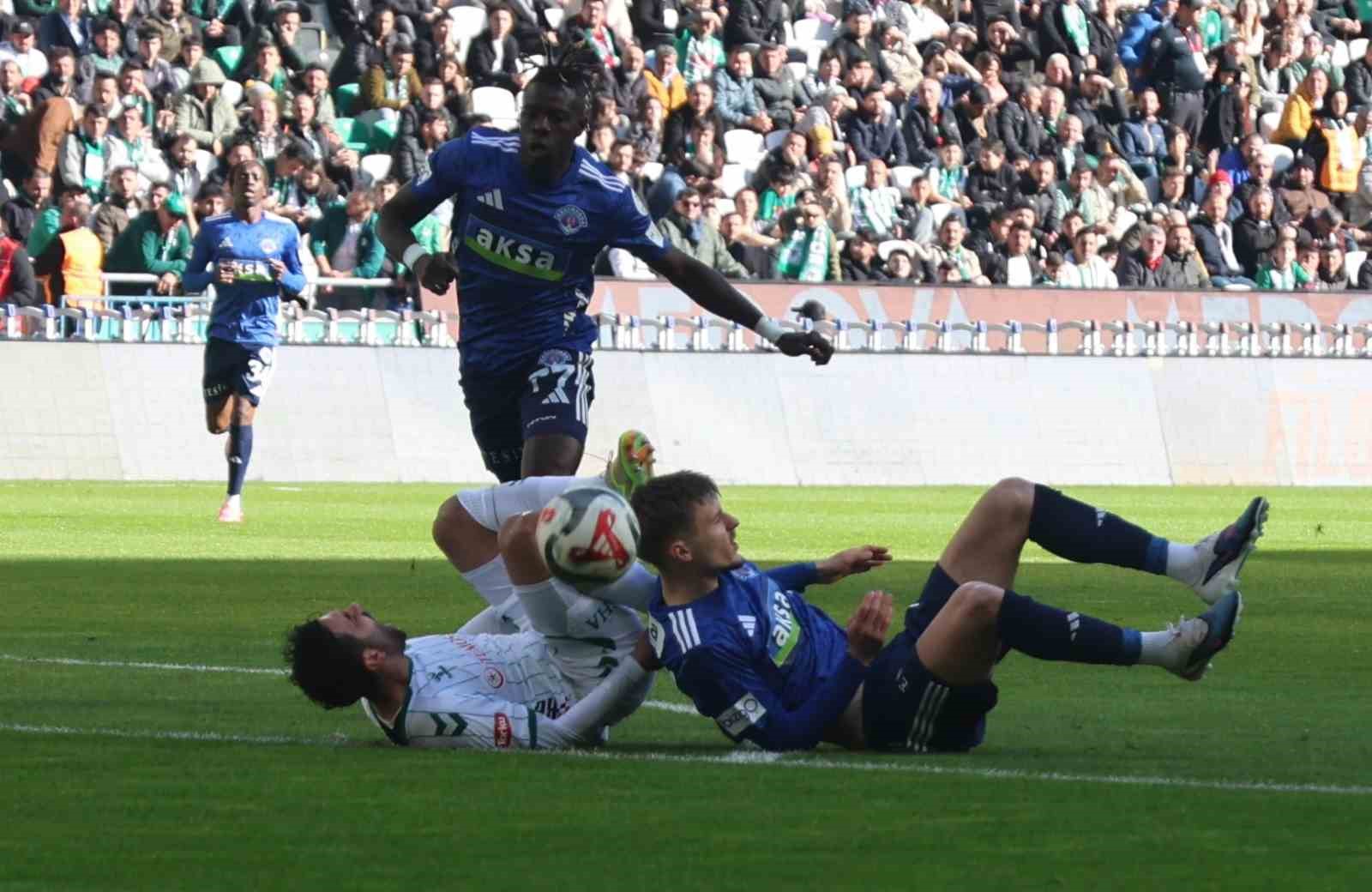 Trendyol Süper Lig: Konyaspor: 1 - Kasımpaşa: 1 (İlk yarı)
