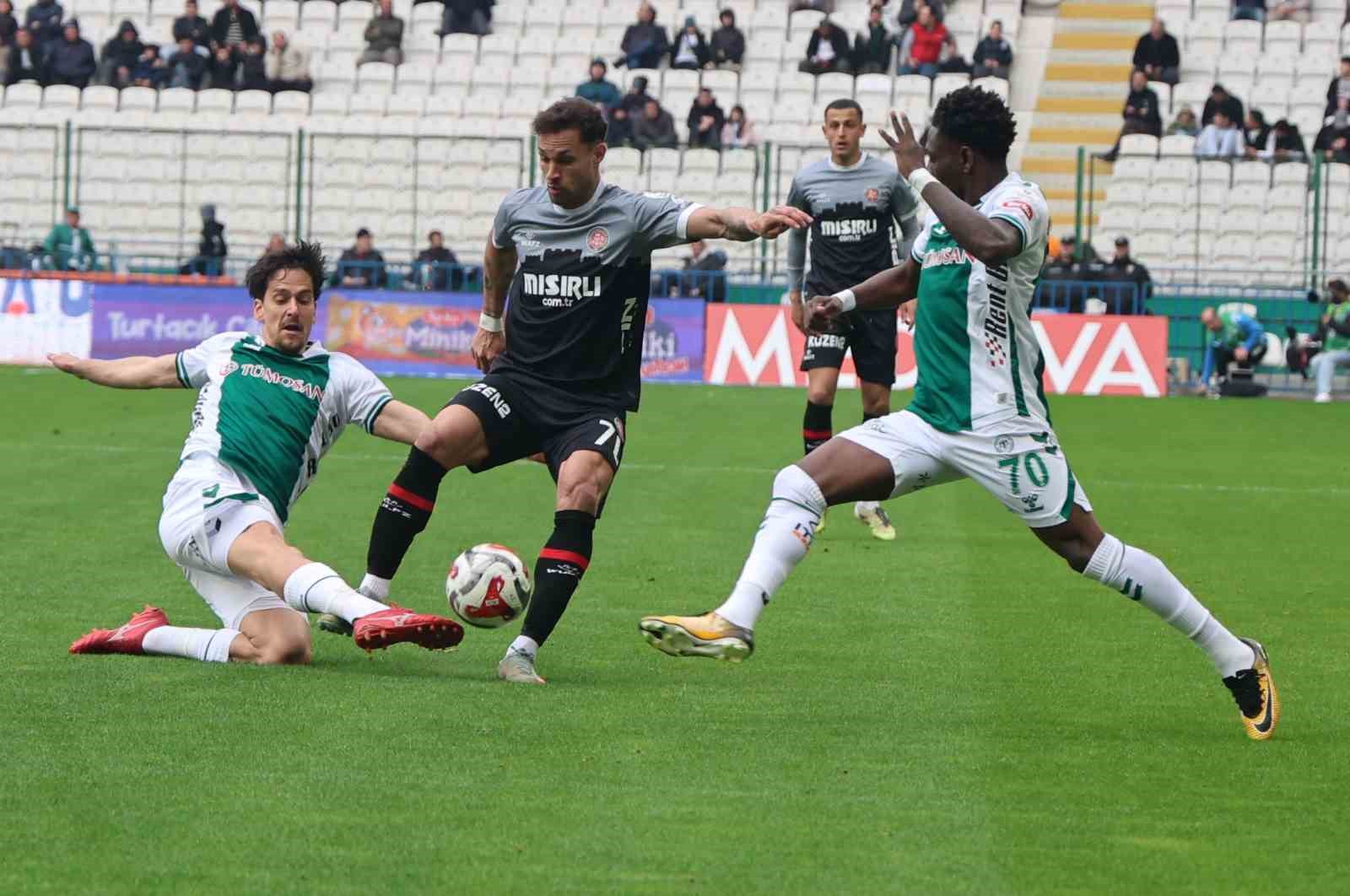 Trendyol Süper Lig: Konyaspor: 2 - Fatih Karagümrük: 0 (İlk yarı)
