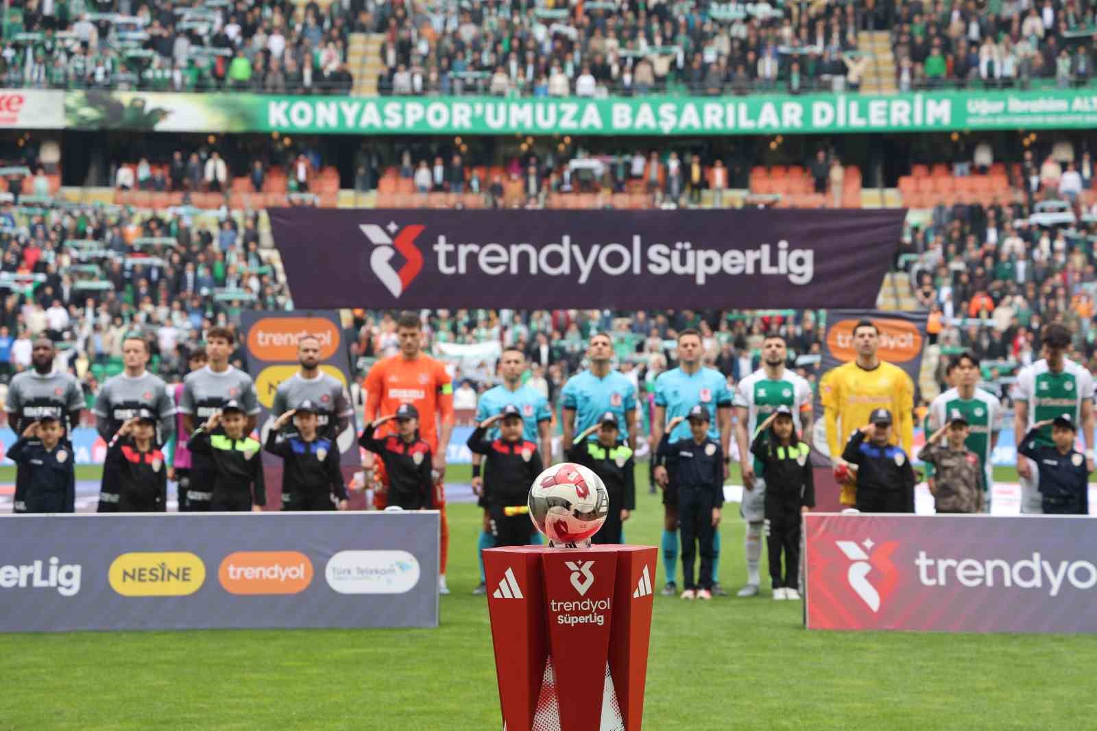 Trendyol Süper Lig: Konyaspor: 2 - Fatih Karagümrük: 0 (İlk yarı)
