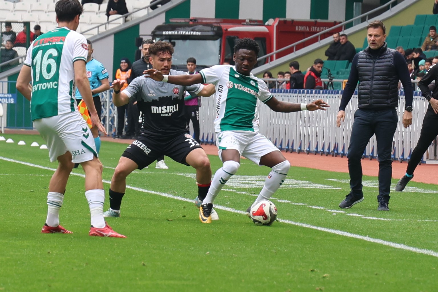 Trendyol Süper Lig: Konyaspor: 2 - Fatih Karagümrük: 0 (İlk yarı)
