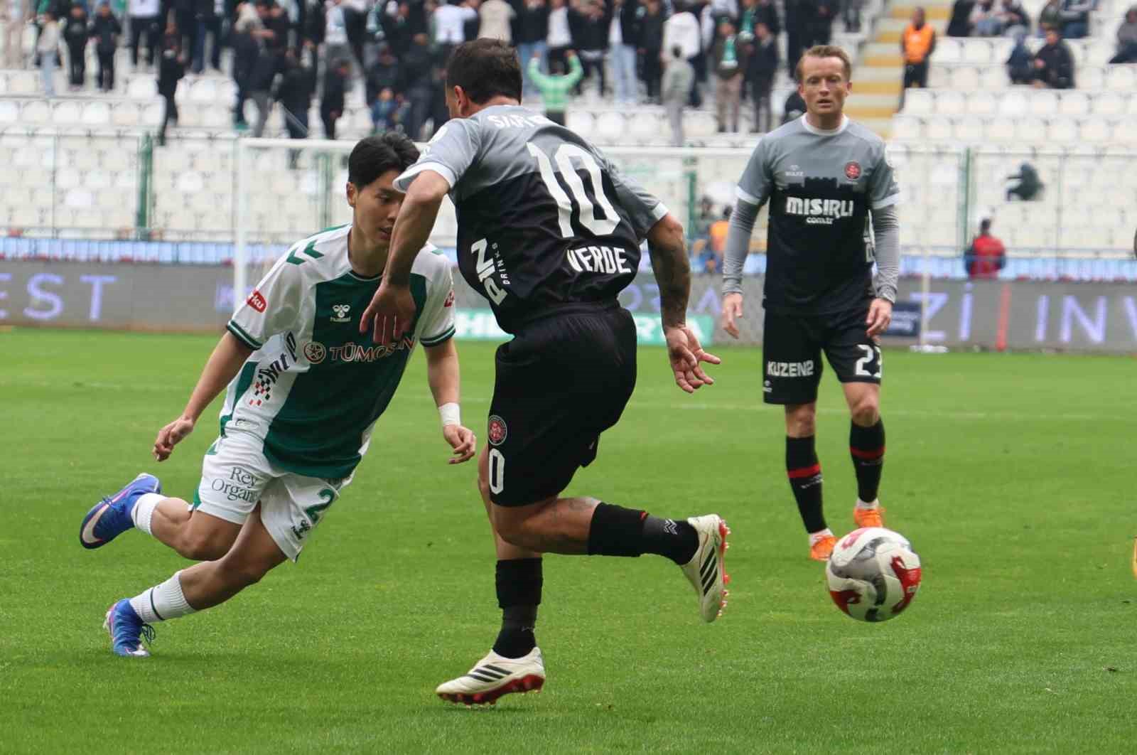 Trendyol Süper Lig: Konyaspor: 2 - Fatih Karagümrük: 0 (İlk yarı)
