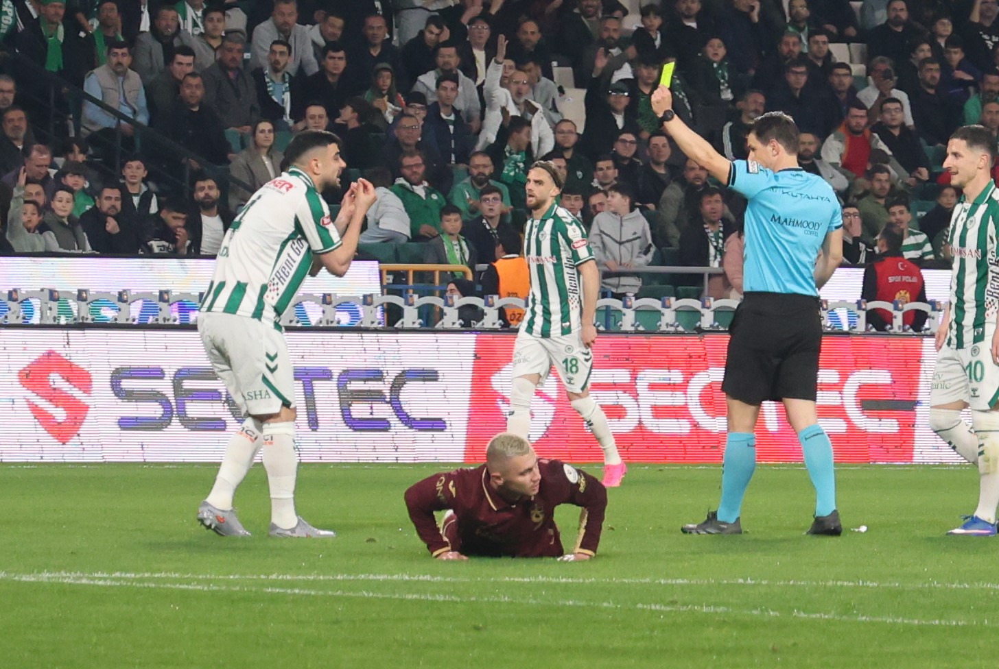 Trendyol Süper Lig: Konyaspor: 2 - Trabzonspor: 0 (İlk yarı)

