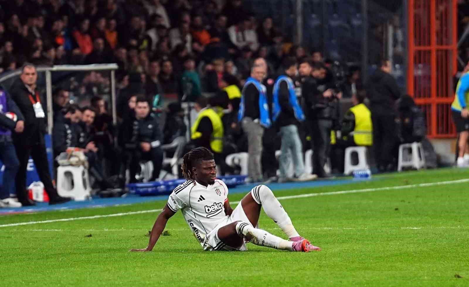 Trendyol Süper Lig: RAMS Başakşehir: 1 - Beşiktaş: 1 (İlk yarı)
Trendyol Süper Lig: RAMS Başakşehir: 1 - Beşiktaş: 1 (İlk yarı)