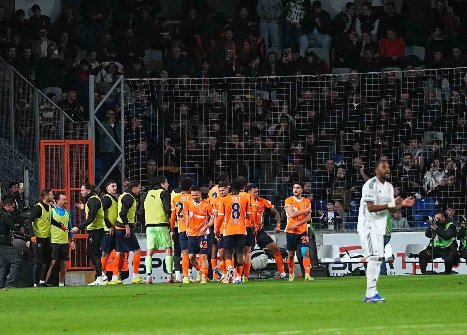 Trendyol Süper Lig: RAMS Başakşehir: 1 - Beşiktaş: 1 (İlk yarı)
Trendyol Süper Lig: RAMS Başakşehir: 1 - Beşiktaş: 1 (İlk yarı)