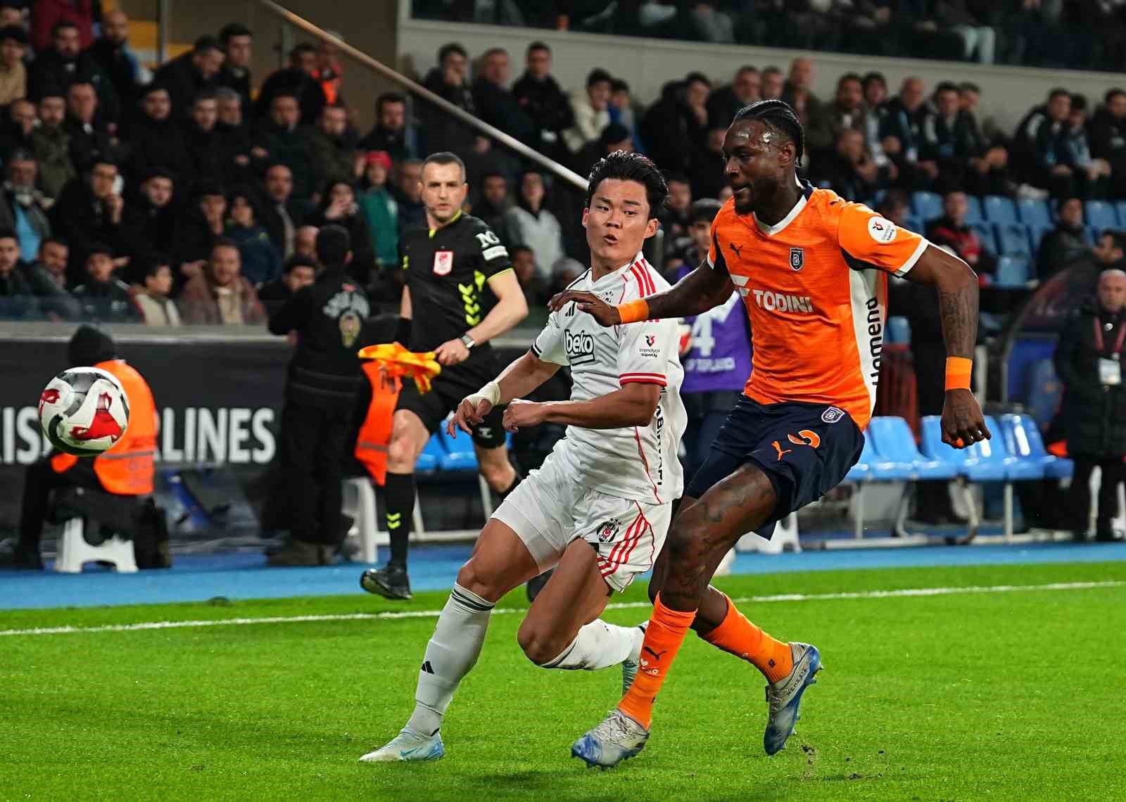 Trendyol Süper Lig: RAMS Başakşehir: 1 - Beşiktaş: 1 (İlk yarı)
Trendyol Süper Lig: RAMS Başakşehir: 1 - Beşiktaş: 1 (İlk yarı)