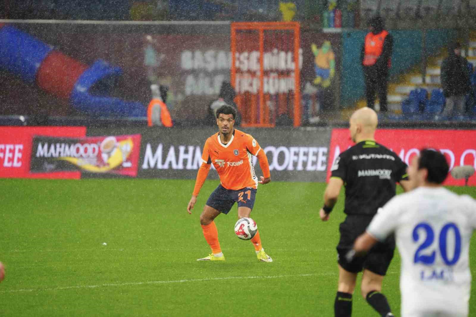 Trendyol Süper Lig: RAMS Başakşehir: 1 - Çaykur Rizespor: 1 (İlk yarı)
