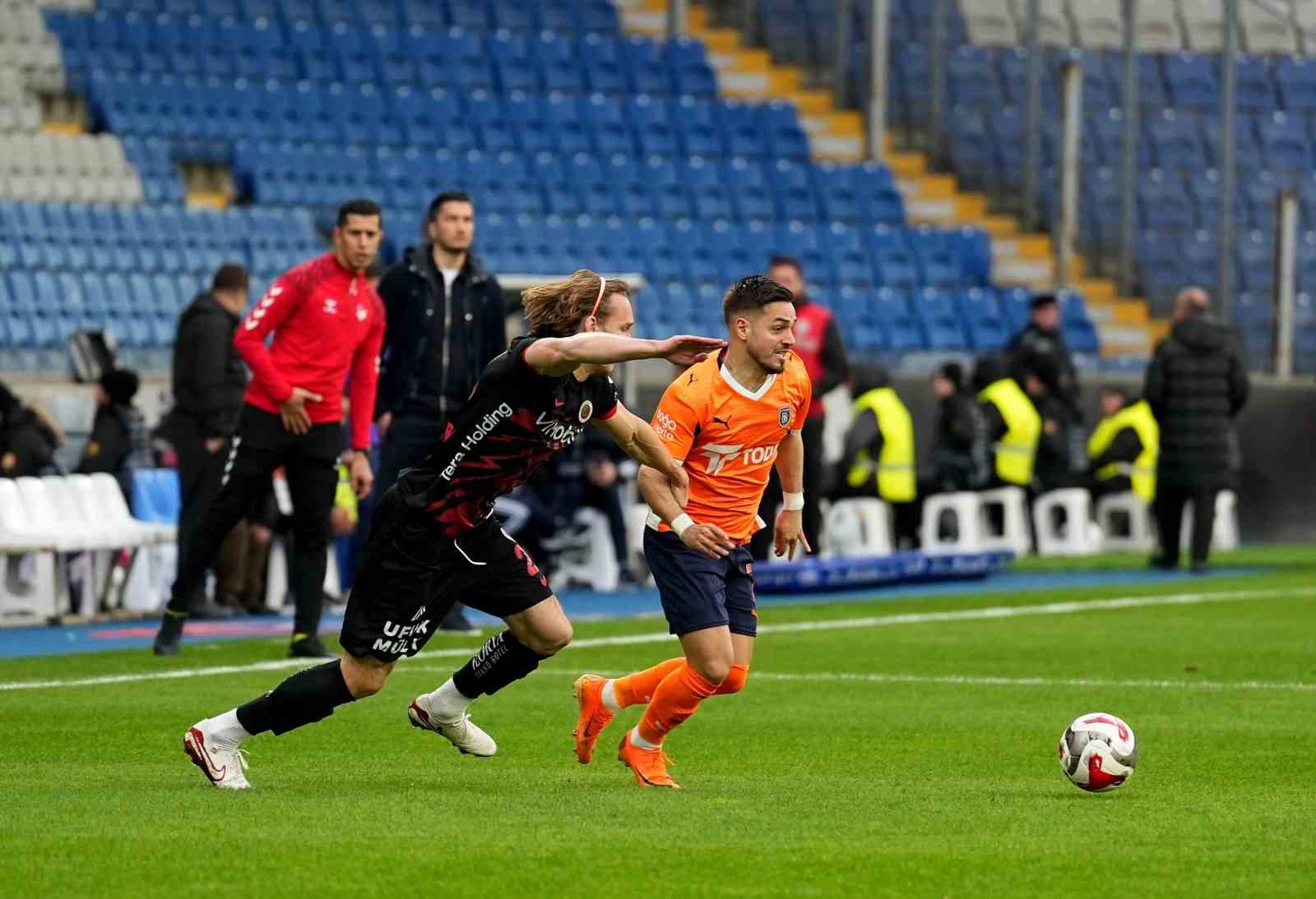 Trendyol Süper Lig: RAMS Başakşehir: 1 - Gençlerbirliği: 0 (Maç devam ediyor)
