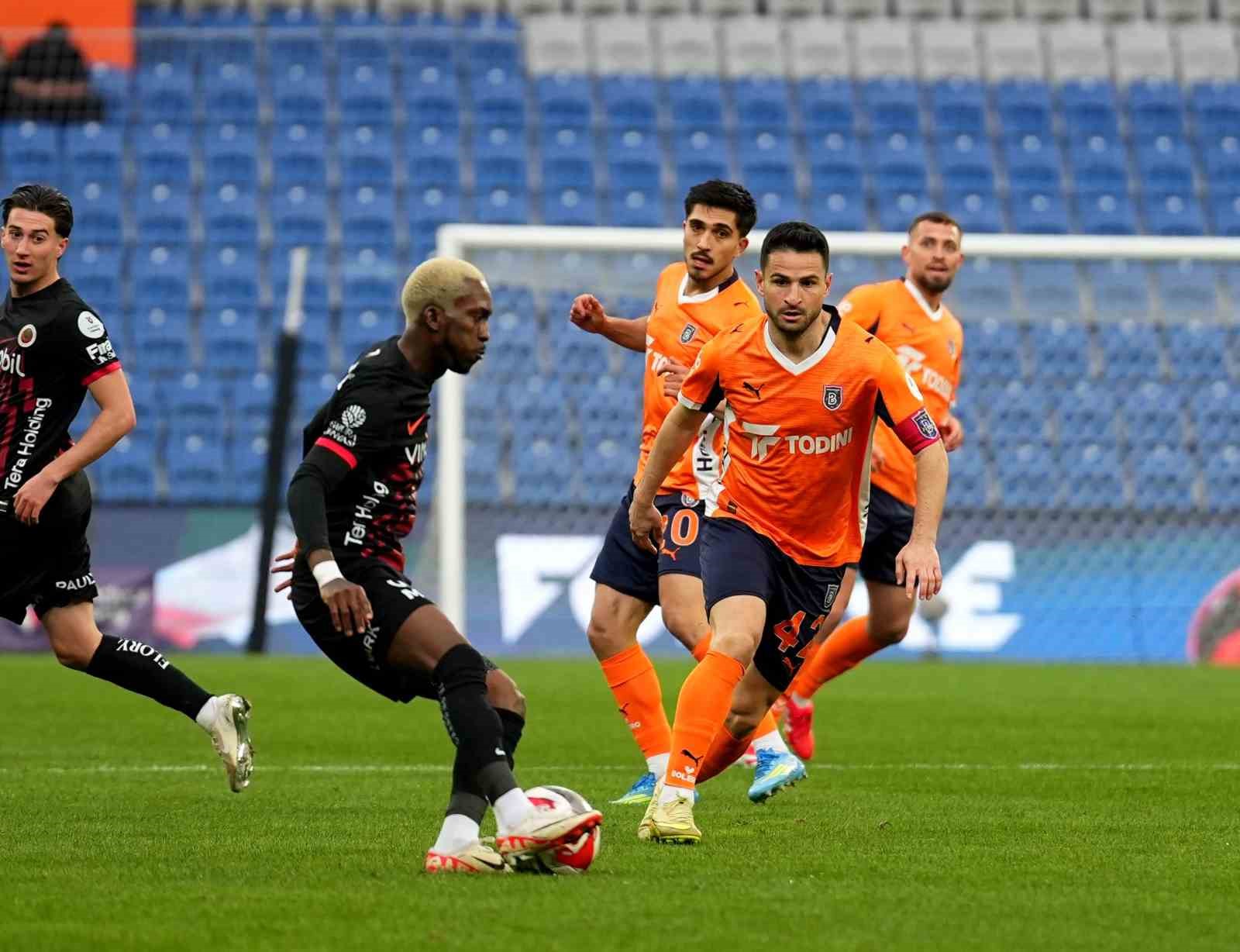 Trendyol Süper Lig: RAMS Başakşehir: 1 - Gençlerbirliği: 0 (Maç devam ediyor)

