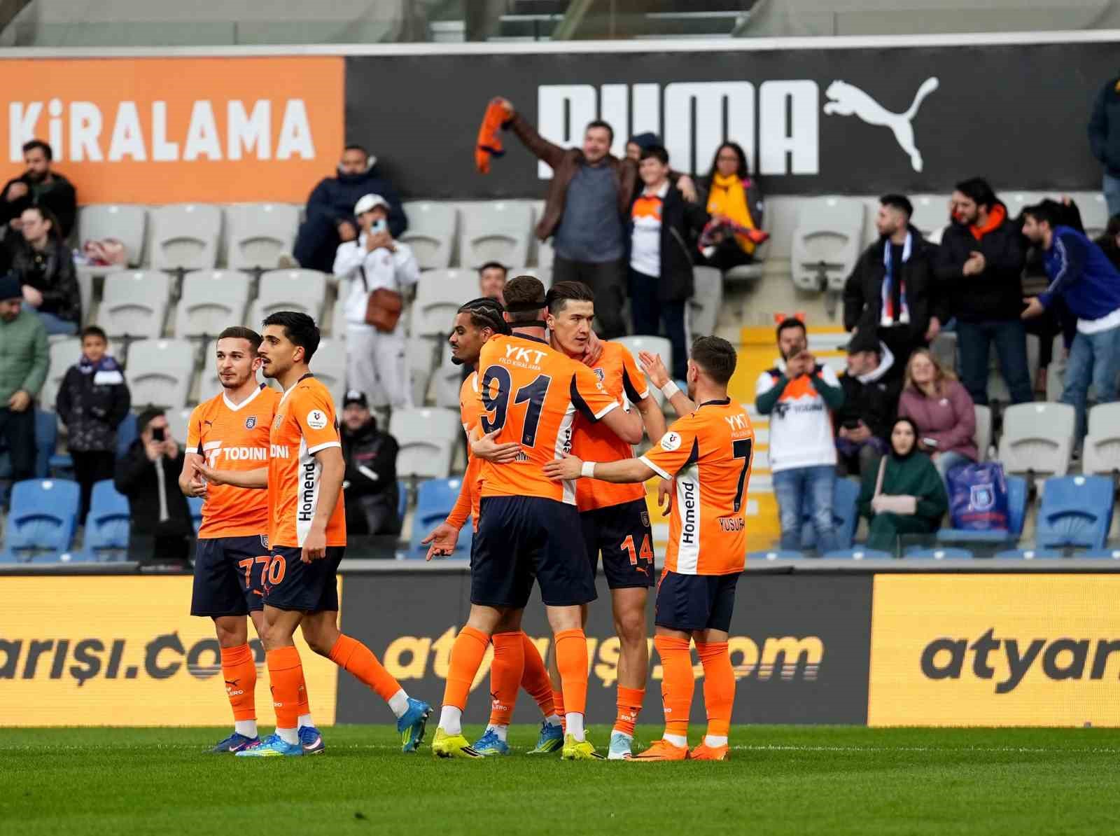Trendyol Süper Lig: RAMS Başakşehir: 1 - Gençlerbirliği: 0 (Maç devam ediyor)
