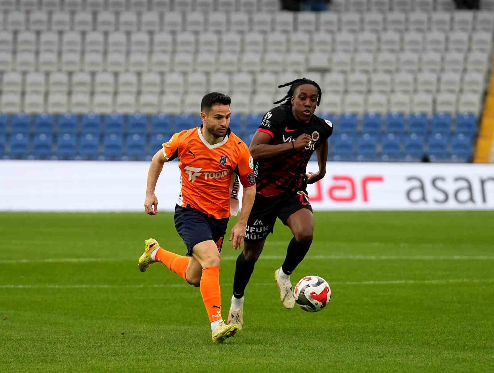 Trendyol Süper Lig: RAMS Başakşehir: 1 - Gençlerbirliği: 0 (Maç devam ediyor)
