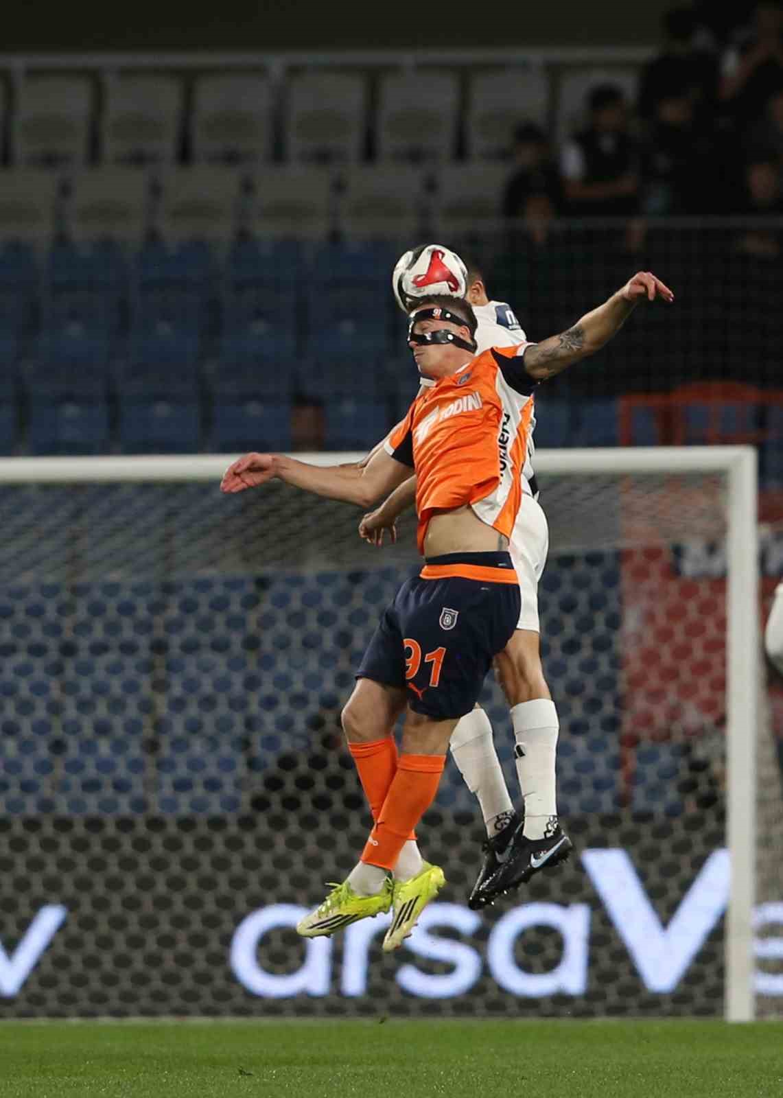 Trendyol Süper Lig: RAMS Başakşehir: 2 - Kasımpaşa: 0 (İlk yarı)
