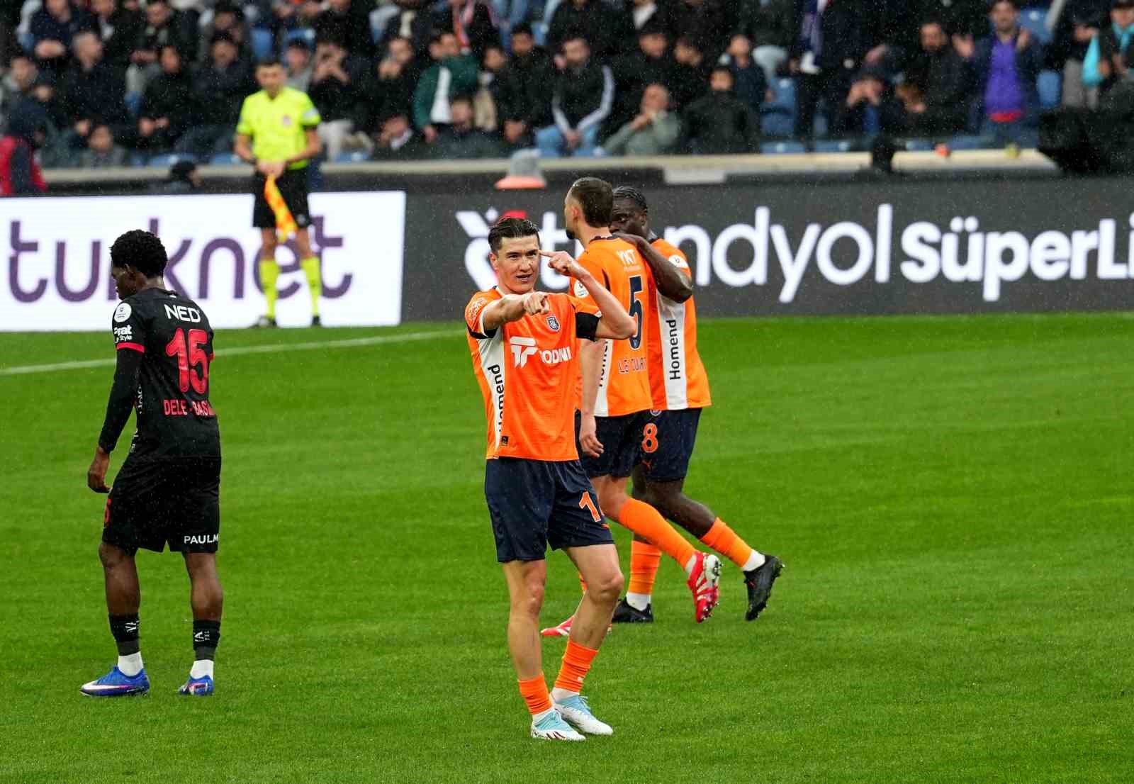 Trendyol Süper Lig: RAMS Başakşehir: 3 - Gençlerbirliği: 0 (İlk yarı)
Trendyol Süper Lig: RAMS Başakşehir: 3 - Gençlerbirliği: 0 (İlk yarı)