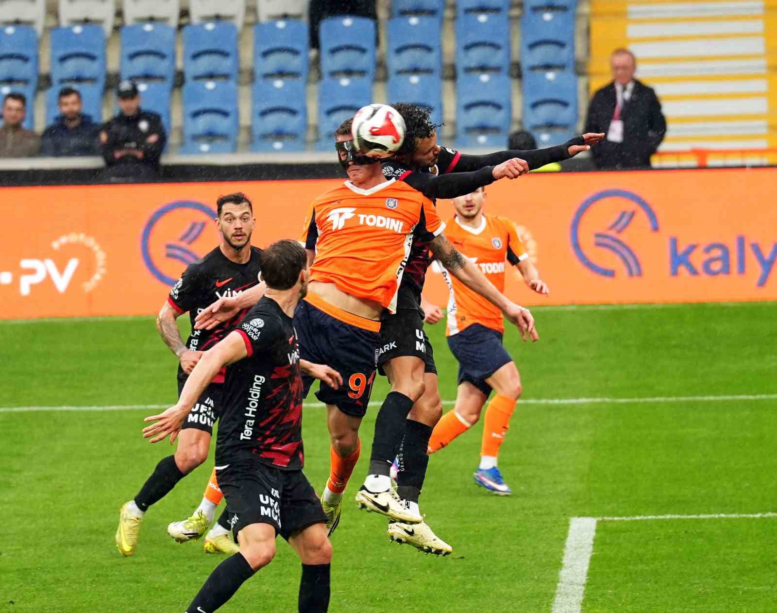 Trendyol Süper Lig: RAMS Başakşehir: 3 - Gençlerbirliği: 0 (İlk yarı)
Trendyol Süper Lig: RAMS Başakşehir: 3 - Gençlerbirliği: 0 (İlk yarı)