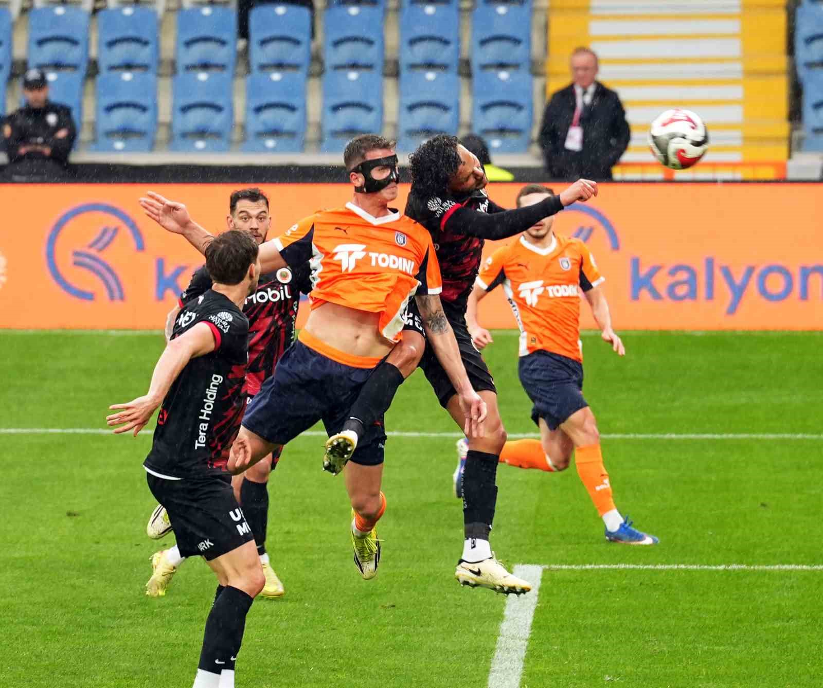 Trendyol Süper Lig: RAMS Başakşehir: 3 - Gençlerbirliği: 0 (İlk yarı)
Trendyol Süper Lig: RAMS Başakşehir: 3 - Gençlerbirliği: 0 (İlk yarı)