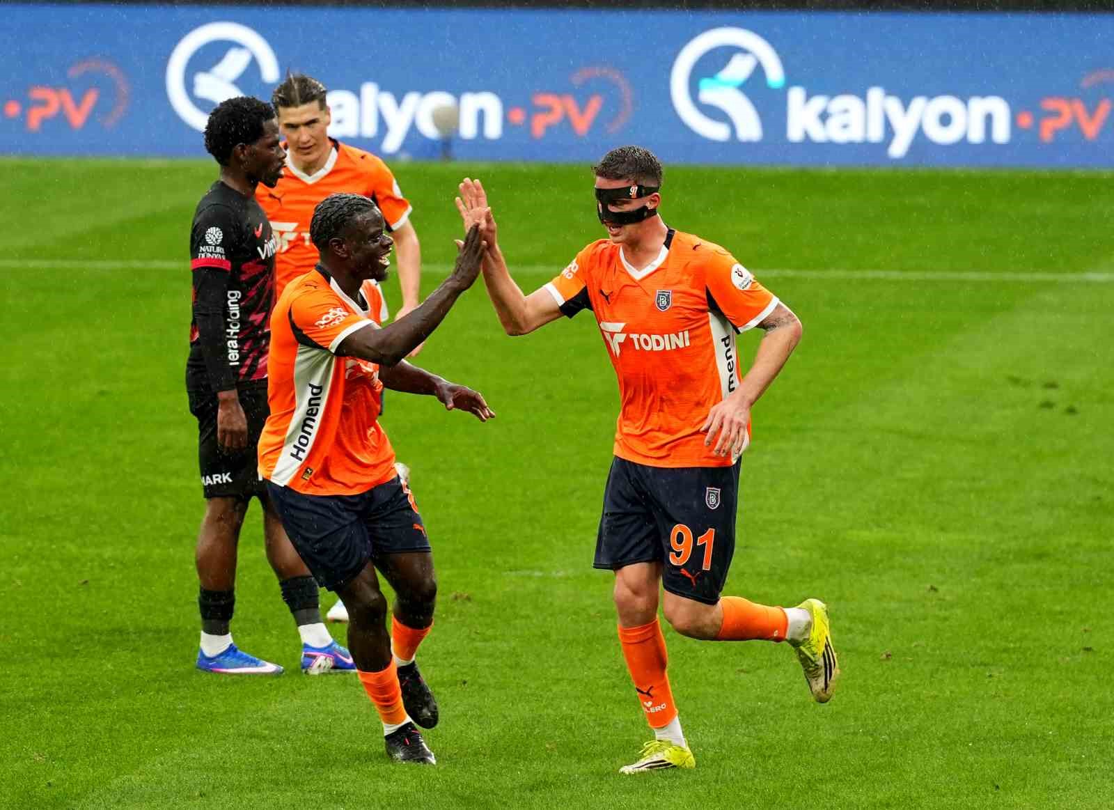 Trendyol Süper Lig: RAMS Başakşehir: 3 - Gençlerbirliği: 0 (İlk yarı)
Trendyol Süper Lig: RAMS Başakşehir: 3 - Gençlerbirliği: 0 (İlk yarı)