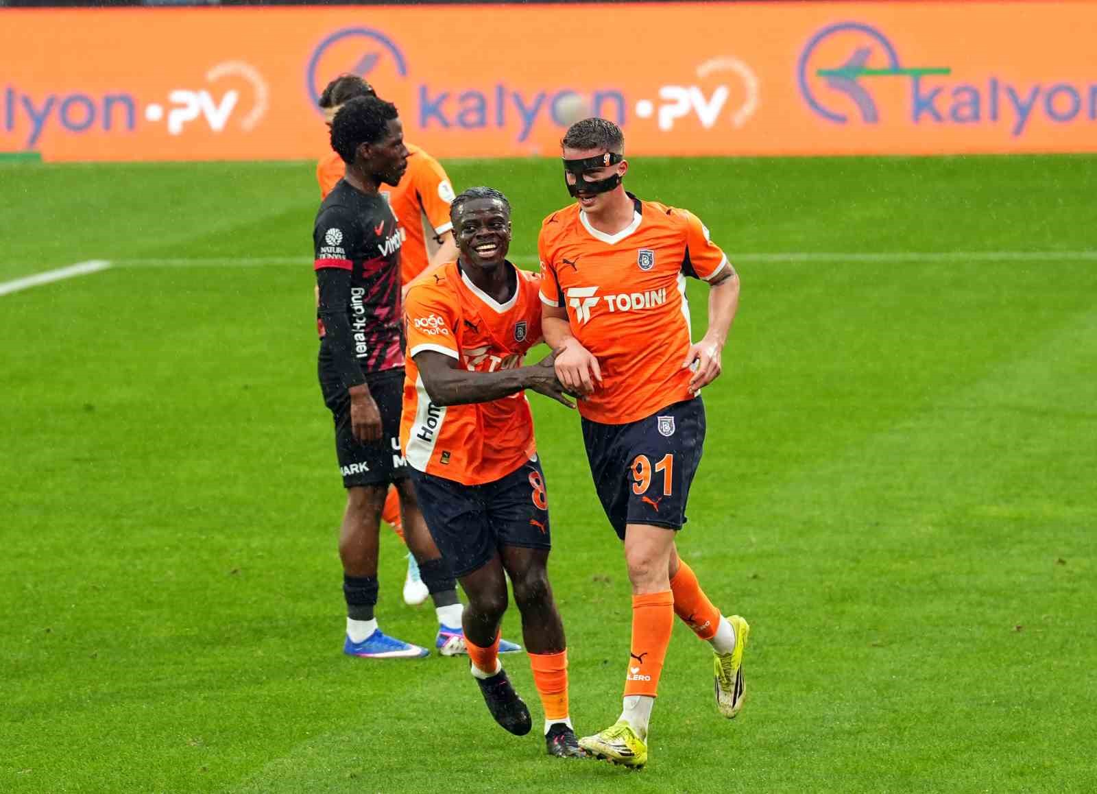 Trendyol Süper Lig: RAMS Başakşehir: 3 - Gençlerbirliği: 0 (İlk yarı)
Trendyol Süper Lig: RAMS Başakşehir: 3 - Gençlerbirliği: 0 (İlk yarı)