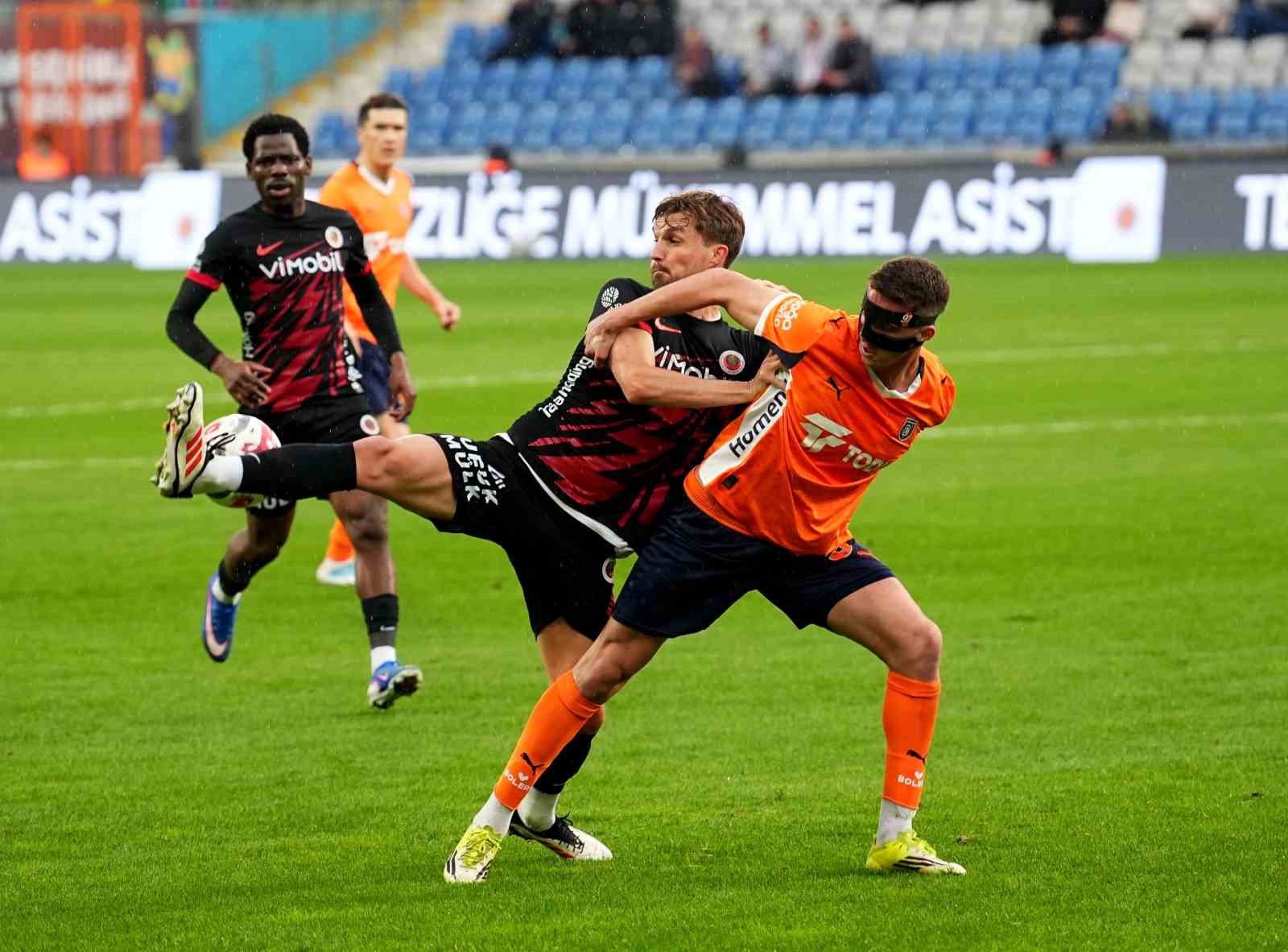 Trendyol Süper Lig: RAMS Başakşehir: 3 - Gençlerbirliği: 0 (İlk yarı)
Trendyol Süper Lig: RAMS Başakşehir: 3 - Gençlerbirliği: 0 (İlk yarı)