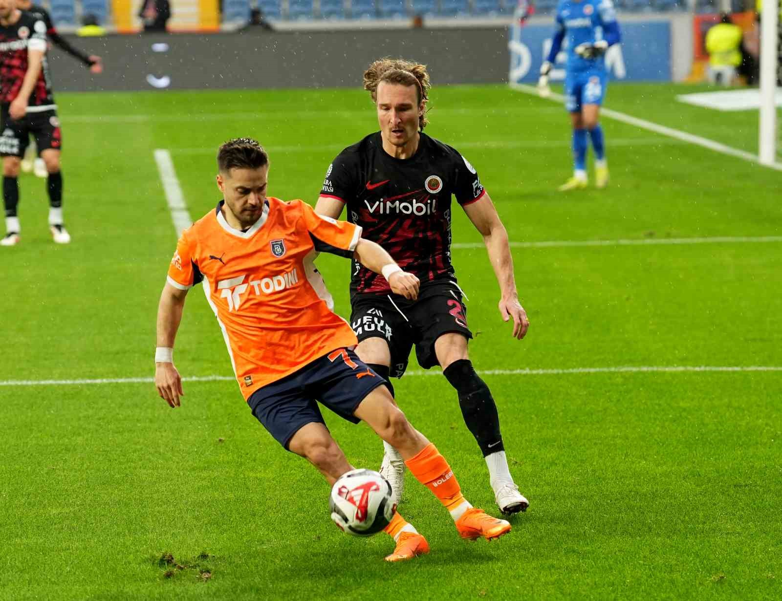 Trendyol Süper Lig: RAMS Başakşehir: 3 - Gençlerbirliği: 0 (İlk yarı)
Trendyol Süper Lig: RAMS Başakşehir: 3 - Gençlerbirliği: 0 (İlk yarı)