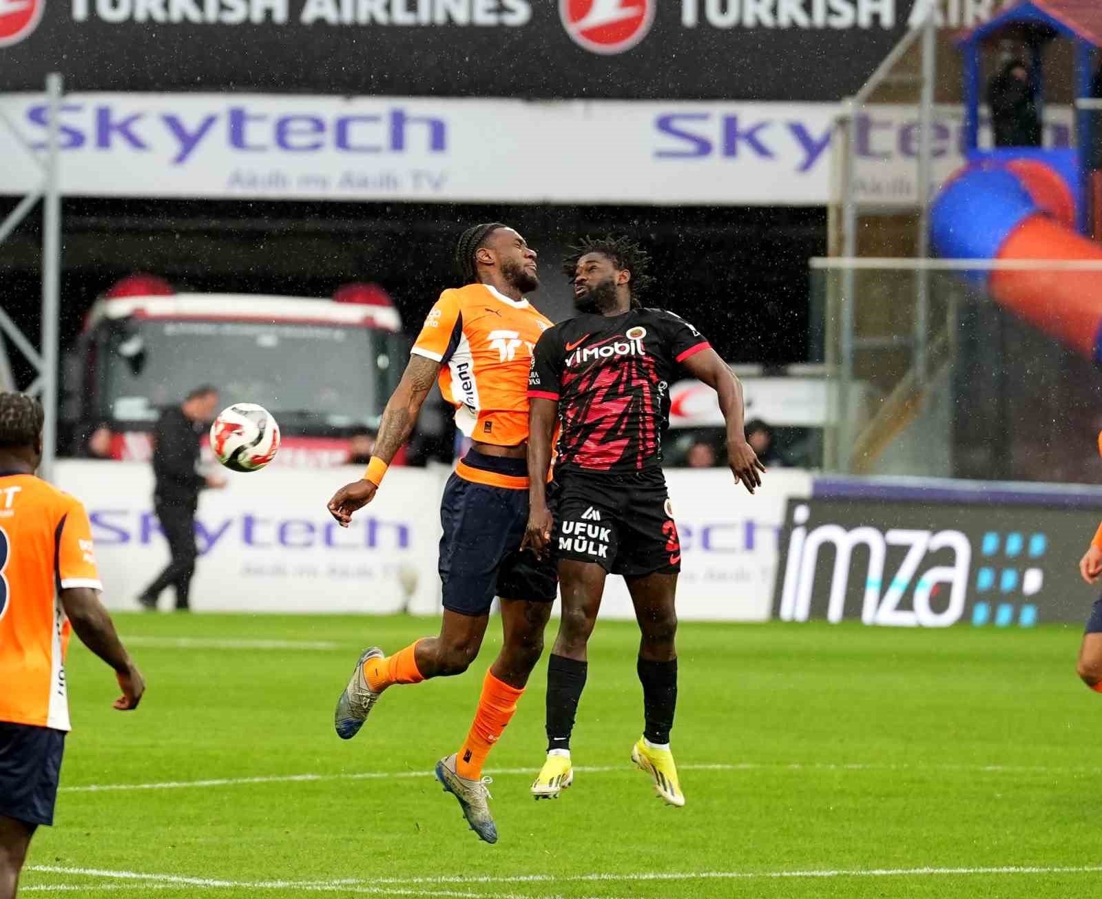 Trendyol Süper Lig: RAMS Başakşehir: 3 - Gençlerbirliği: 0 (İlk yarı)
Trendyol Süper Lig: RAMS Başakşehir: 3 - Gençlerbirliği: 0 (İlk yarı)