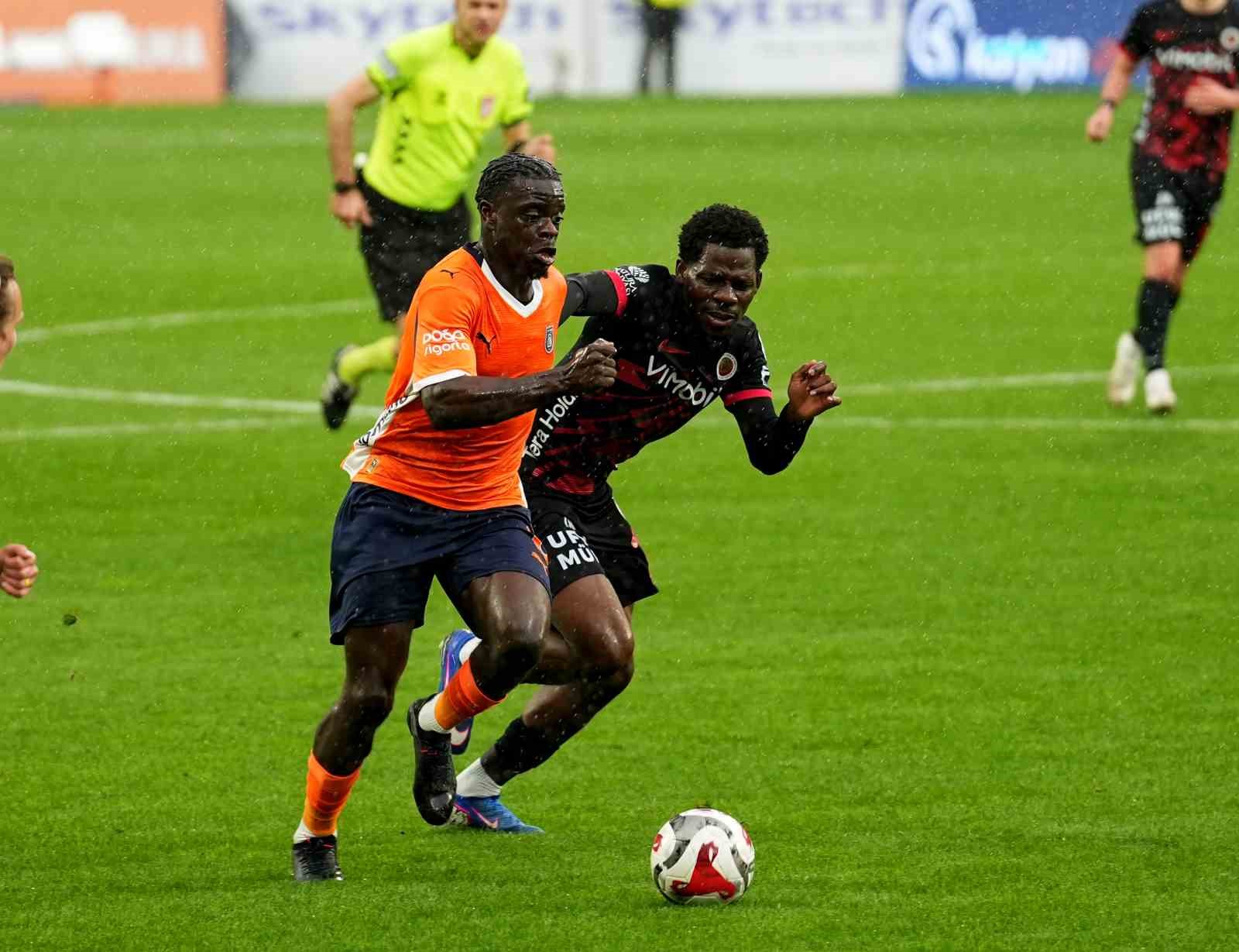 Trendyol Süper Lig: RAMS Başakşehir: 3 - Gençlerbirliği: 0 (İlk yarı)
Trendyol Süper Lig: RAMS Başakşehir: 3 - Gençlerbirliği: 0 (İlk yarı)