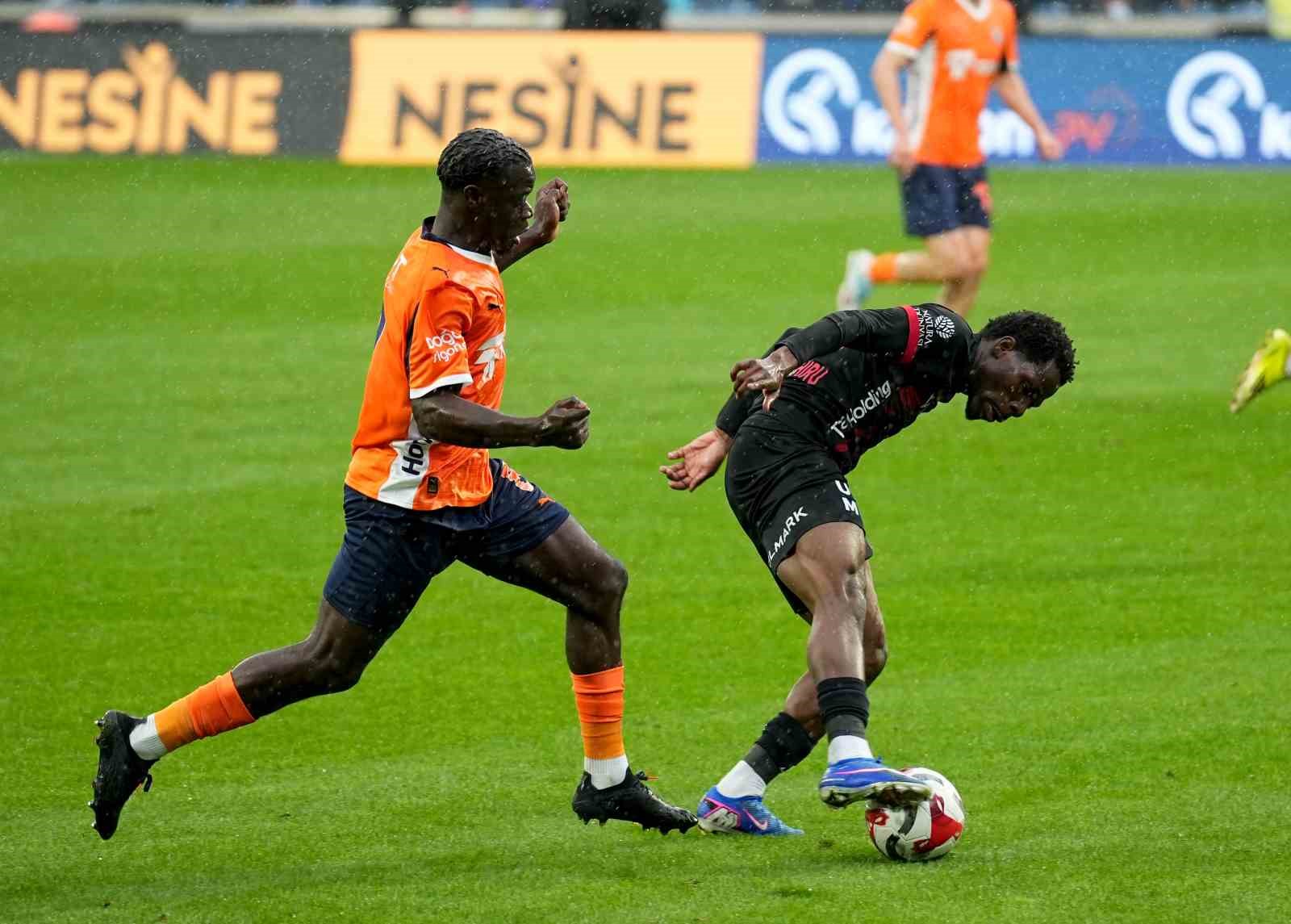 Trendyol Süper Lig: RAMS Başakşehir: 3 - Gençlerbirliği: 0 (İlk yarı)
Trendyol Süper Lig: RAMS Başakşehir: 3 - Gençlerbirliği: 0 (İlk yarı)