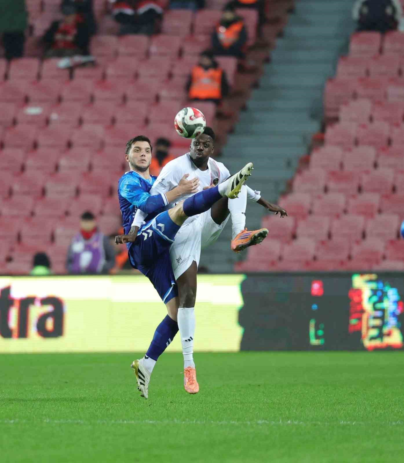 Trendyol Süper Lig: Samsunspor: 0 - Gaziantep FK: 0 (İlk yarı)
