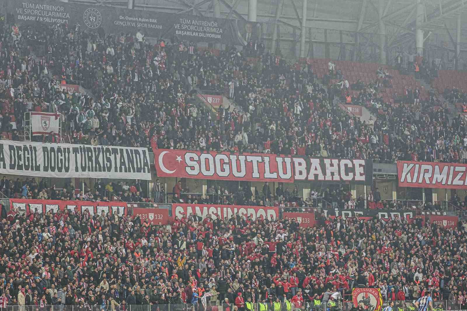 Trendyol Süper Lig: Samsunspor: 0 - Trabzonspor: 1 (İlk yarı)
