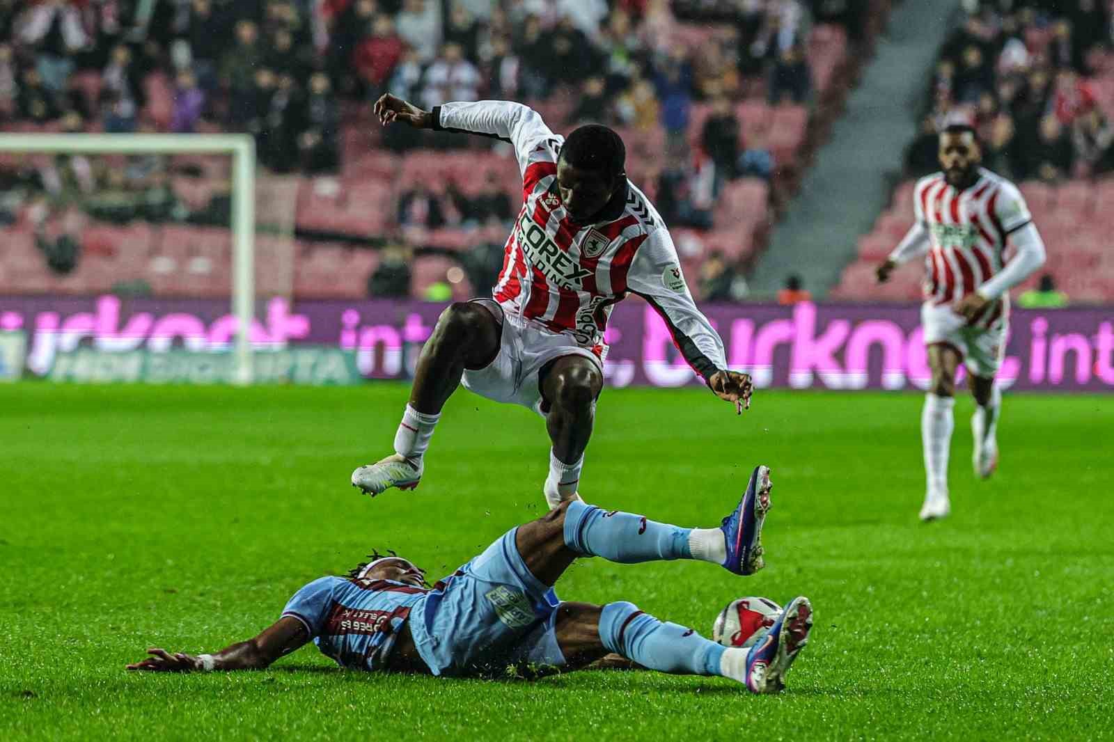 Trendyol Süper Lig: Samsunspor: 0 - Trabzonspor: 1 (İlk yarı)
