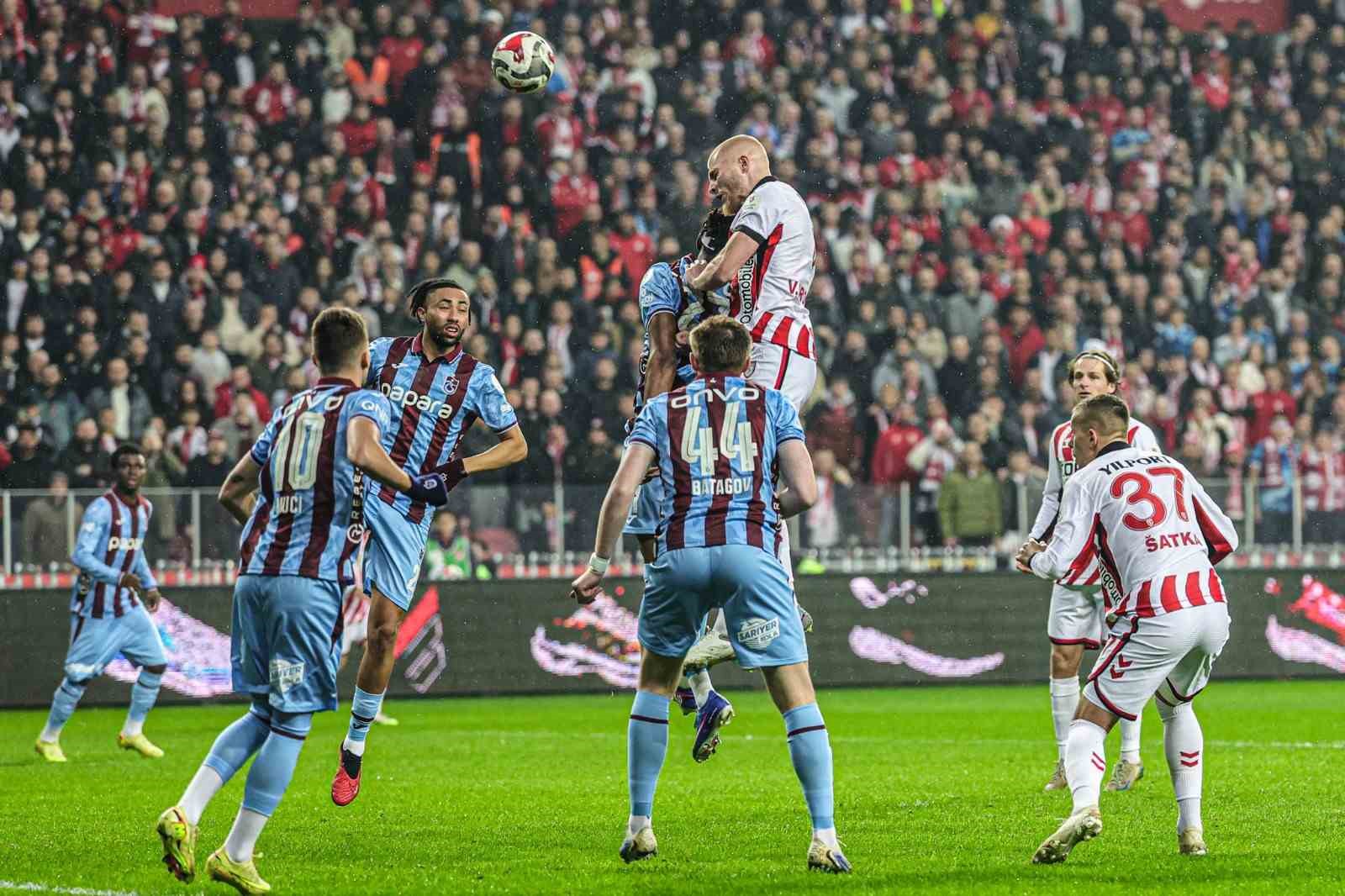 Trendyol Süper Lig: Samsunspor: 0 - Trabzonspor: 1 (İlk yarı)
