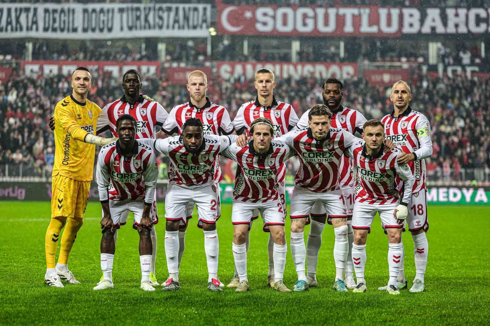 Trendyol Süper Lig: Samsunspor: 0 - Trabzonspor: 1 (İlk yarı)
