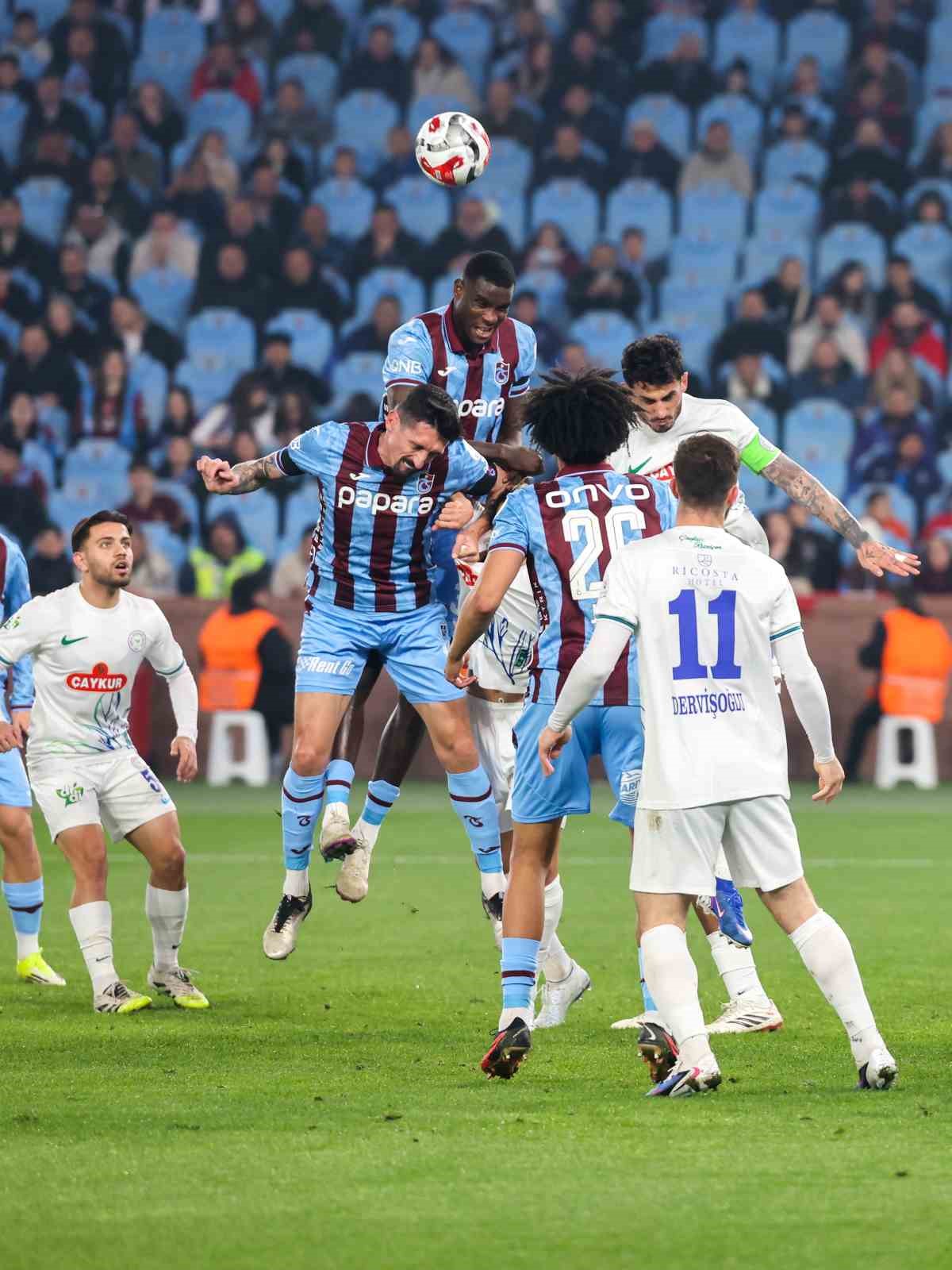 Trendyol Süper Lig: Trabzonspor: 0 - Çaykur Rizespor: 0 (İlk yarı)
