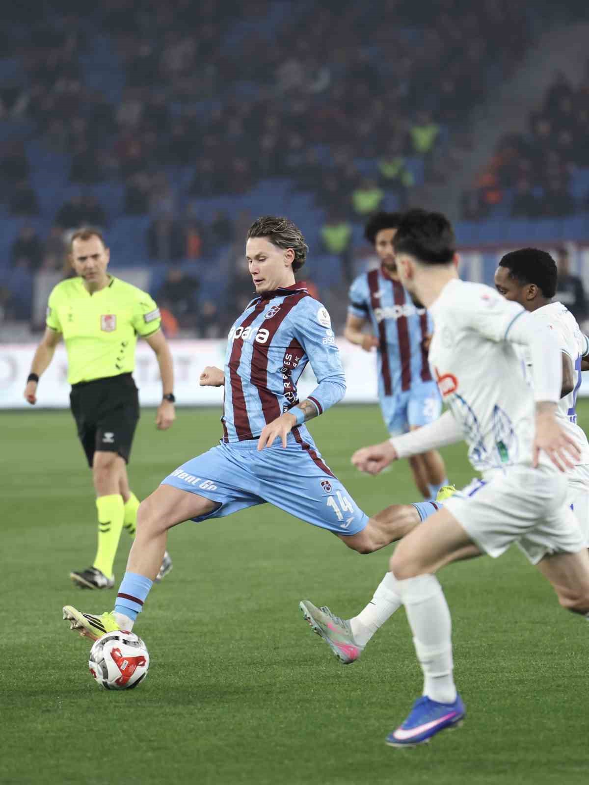 Trendyol Süper Lig: Trabzonspor: 0 - Çaykur Rizespor: 0 (İlk yarı)
